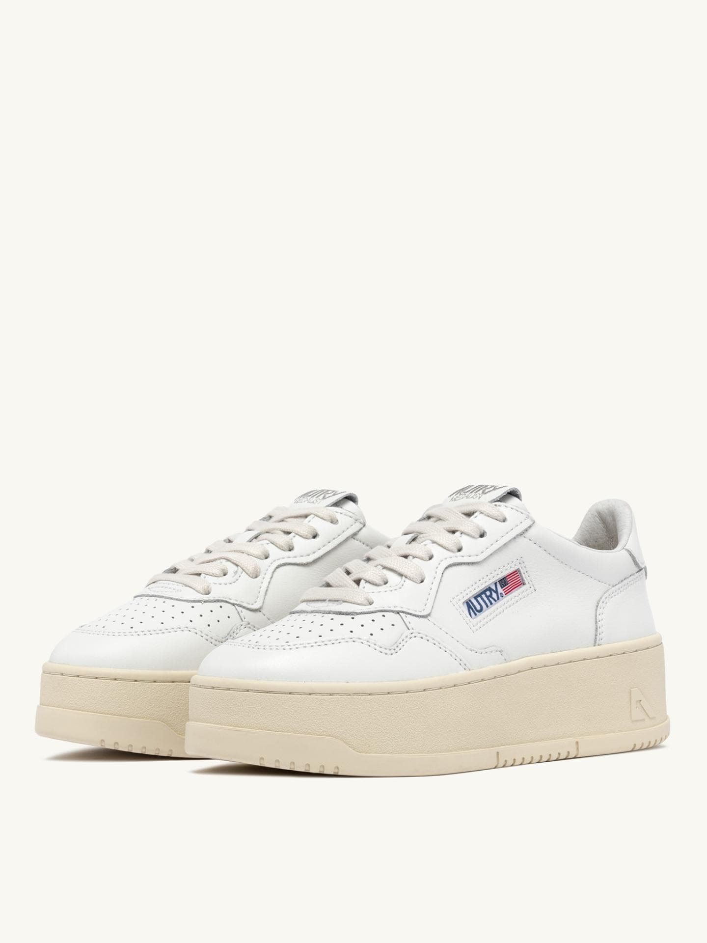 Jessica Alba trägt den perfekten weißen Sneaker für den Herbst 2025 Autry Sneaker