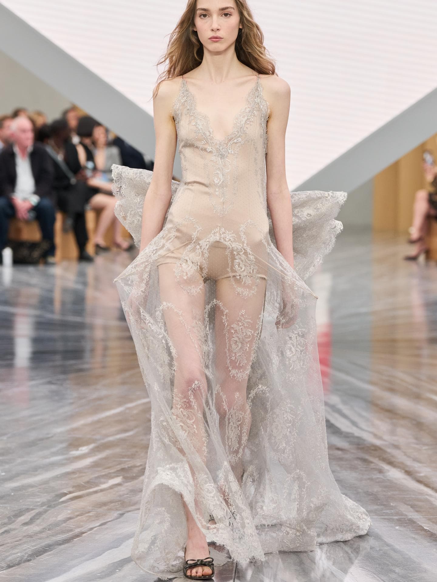 Jonathan Anderson beschert uns bei seinem Dior-Debüt den elegantesten Schuh-Trend für Frühling/Sommer 2025