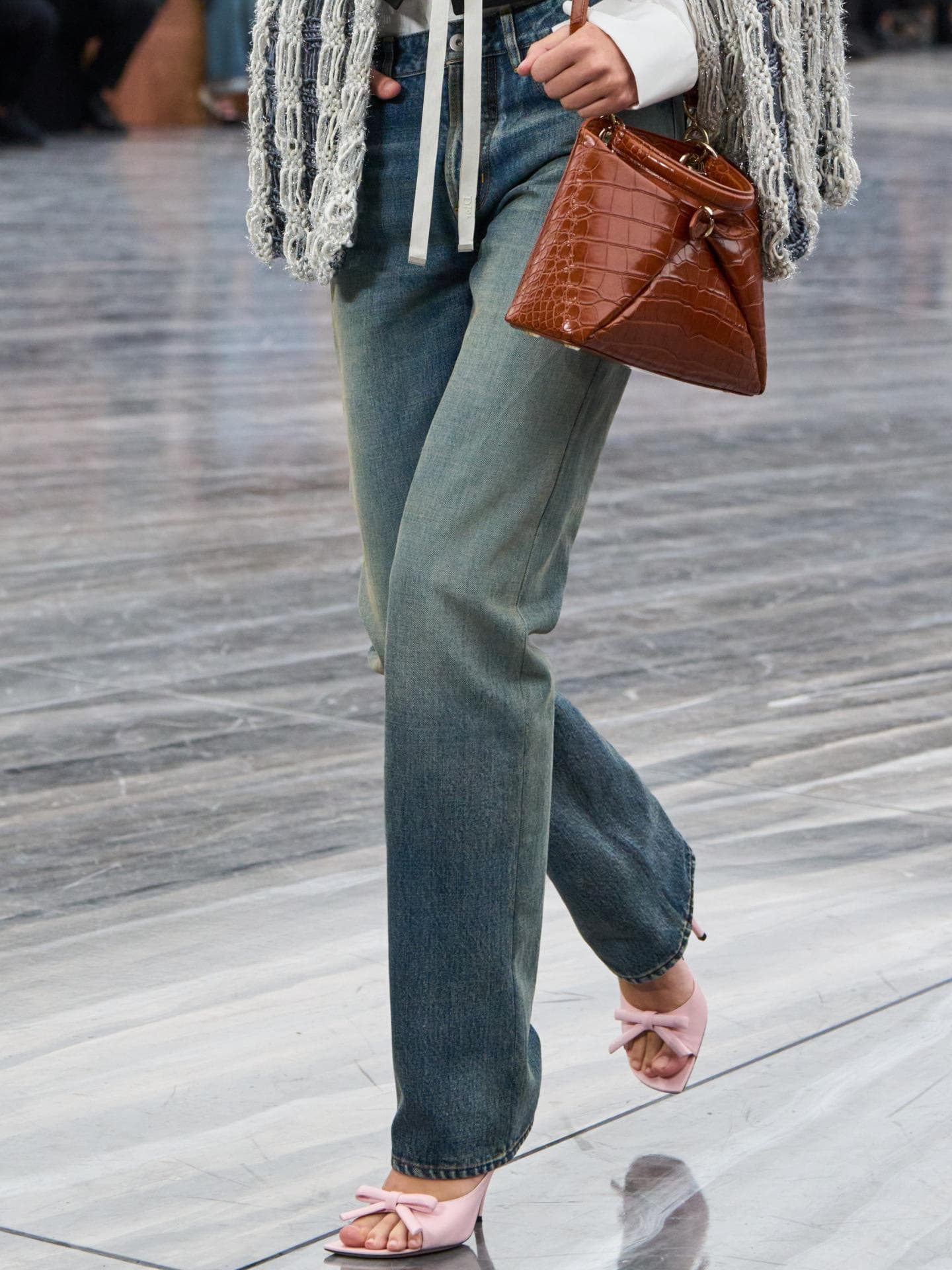 Jonathan Anderson beschert uns bei seinem Dior-Debüt den elegantesten Schuh-Trend für Frühling/Sommer 2025