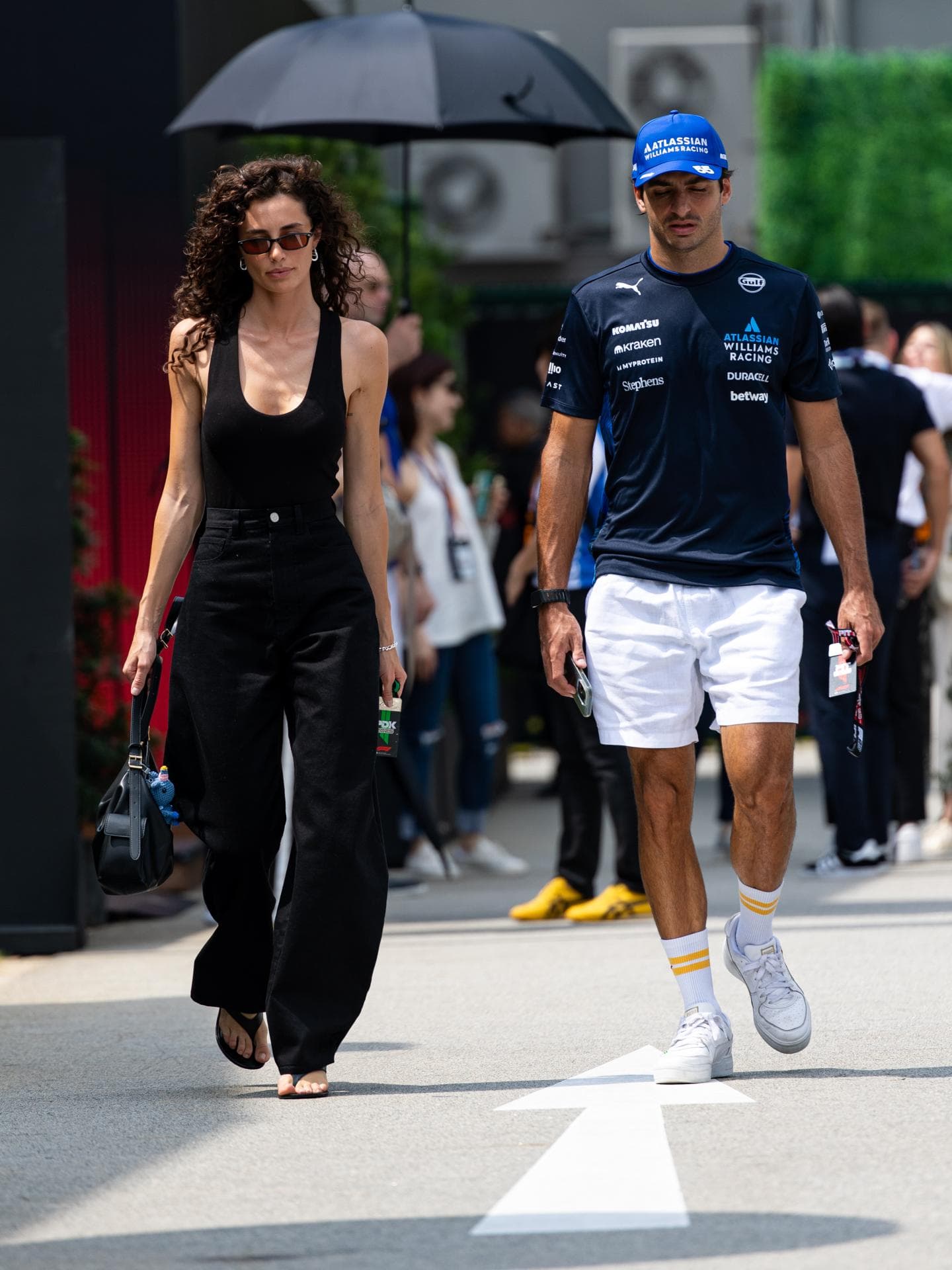 Alle Alle Formel 1-WAGs tragen diese Trend-Taschen