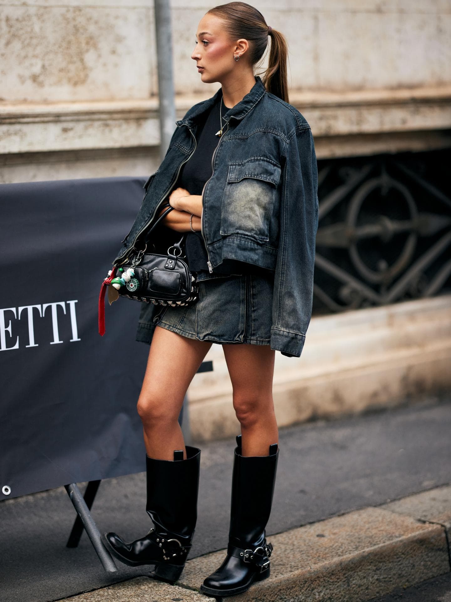 Schwarze Stiefel kombinieren