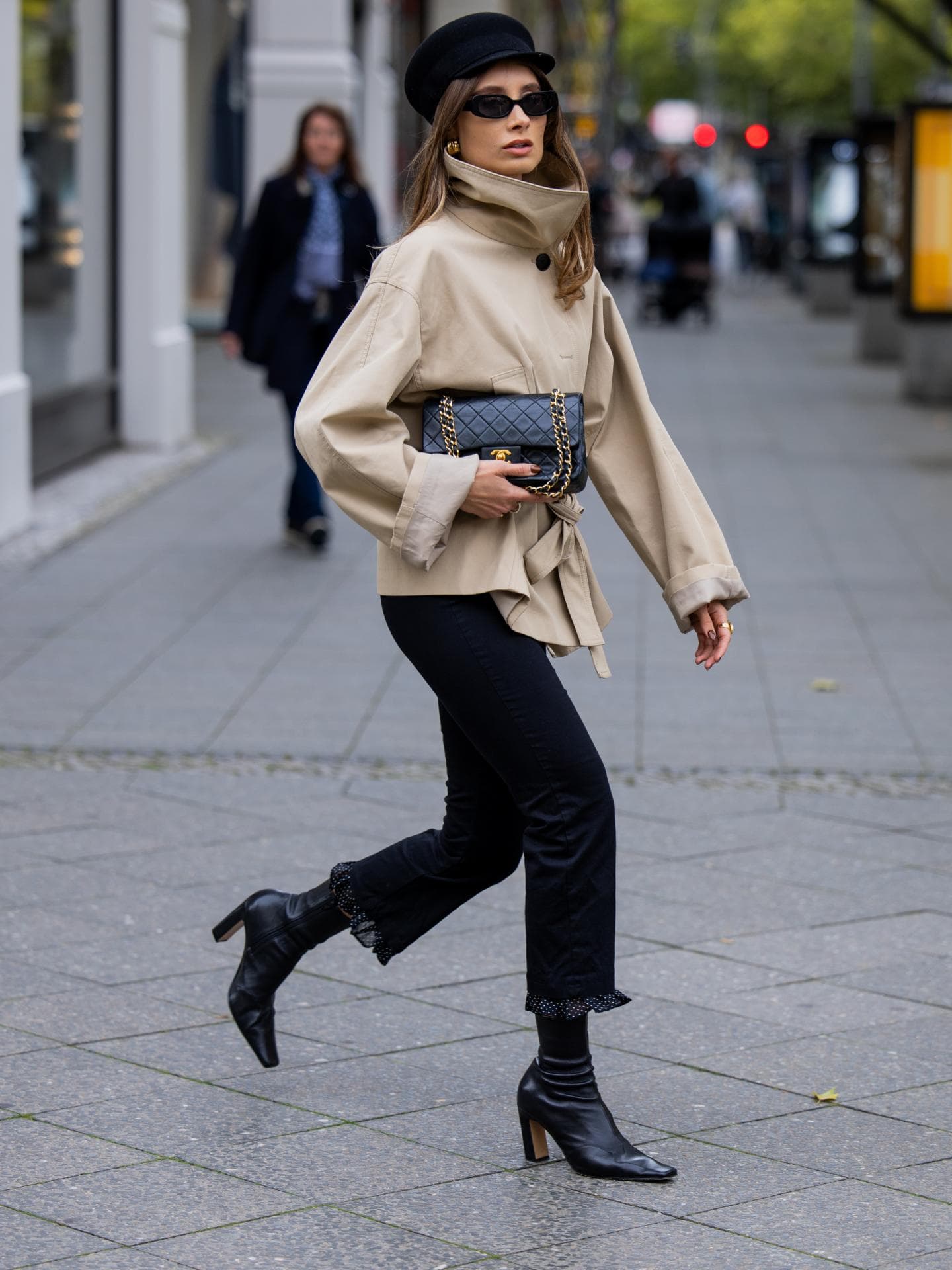 Schwarze Stiefel und ein langer Rock bieten eine harmonische Kombination, die sowohl Tradition als auch Moderne vereint.