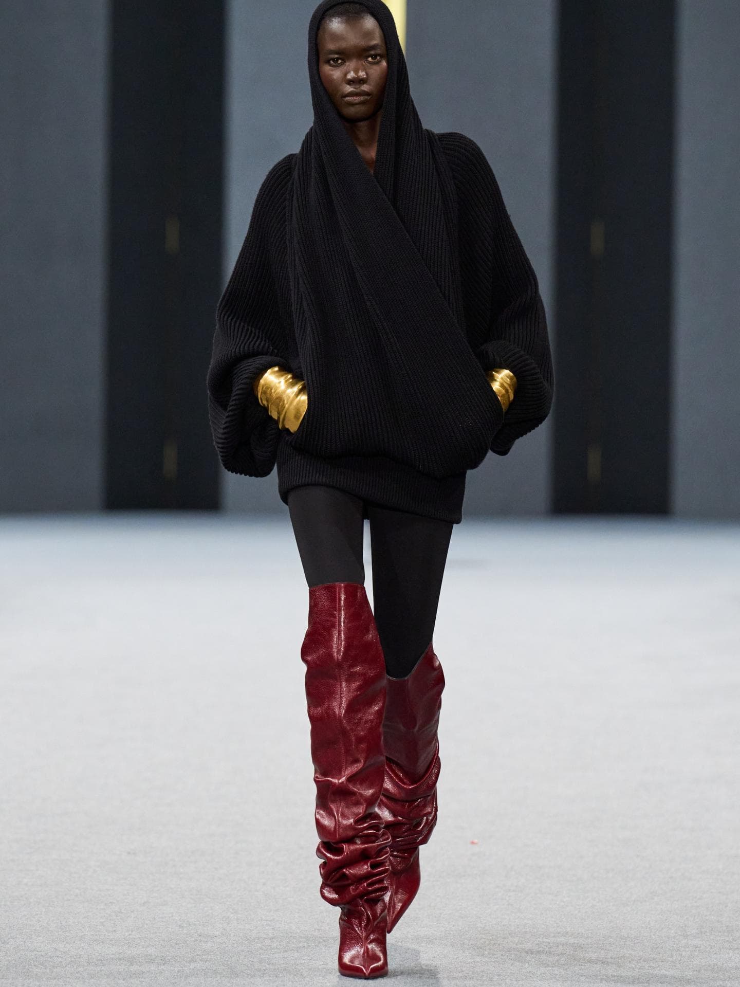 Keinen Zweifel! An Burgunder-Stiefeln können wir uns im Winter 2025 nicht sattsehen