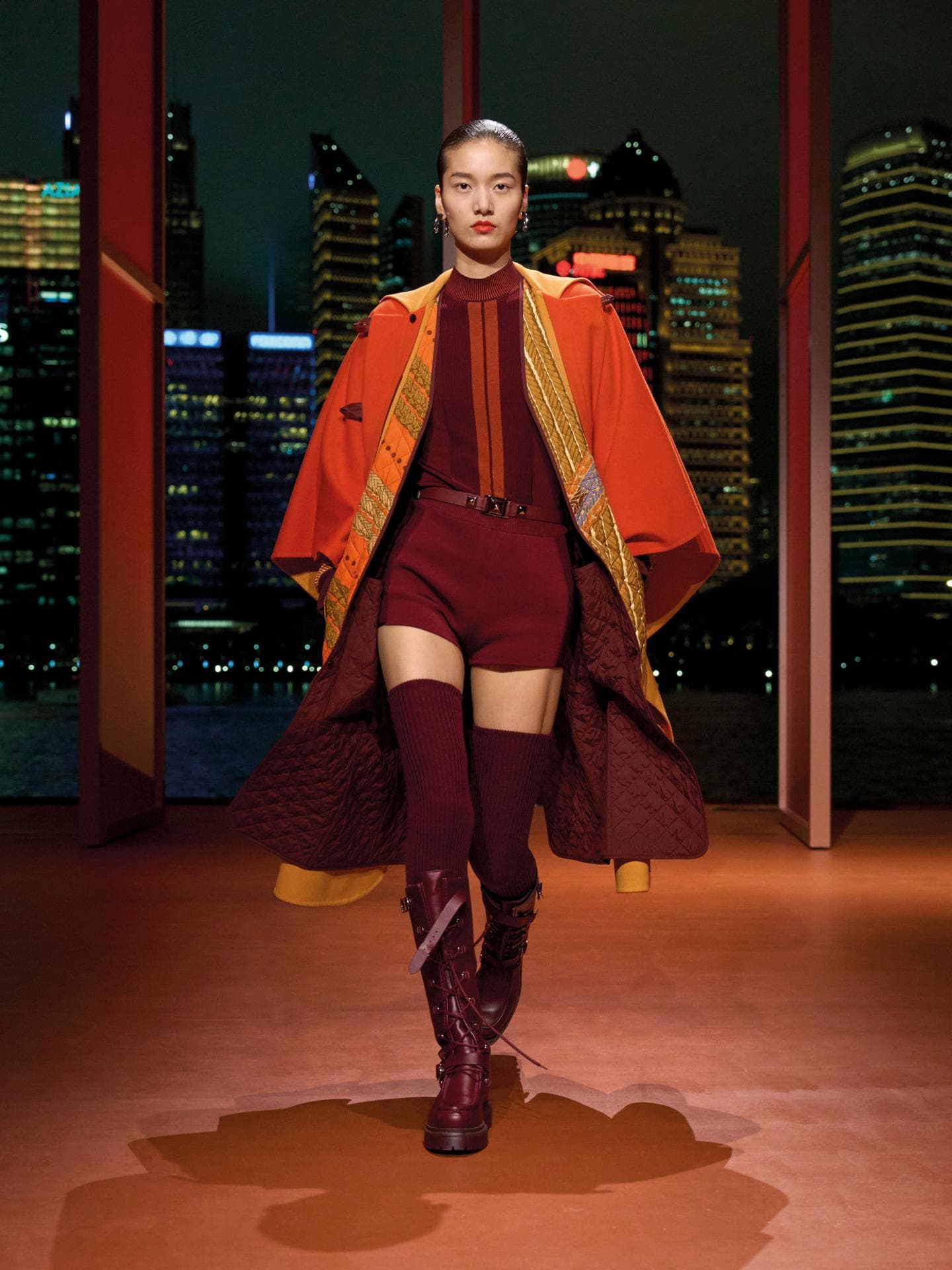 Keinen Zweifel! An Burgunder-Stiefeln können wir uns im Winter 2025 nicht sattsehen