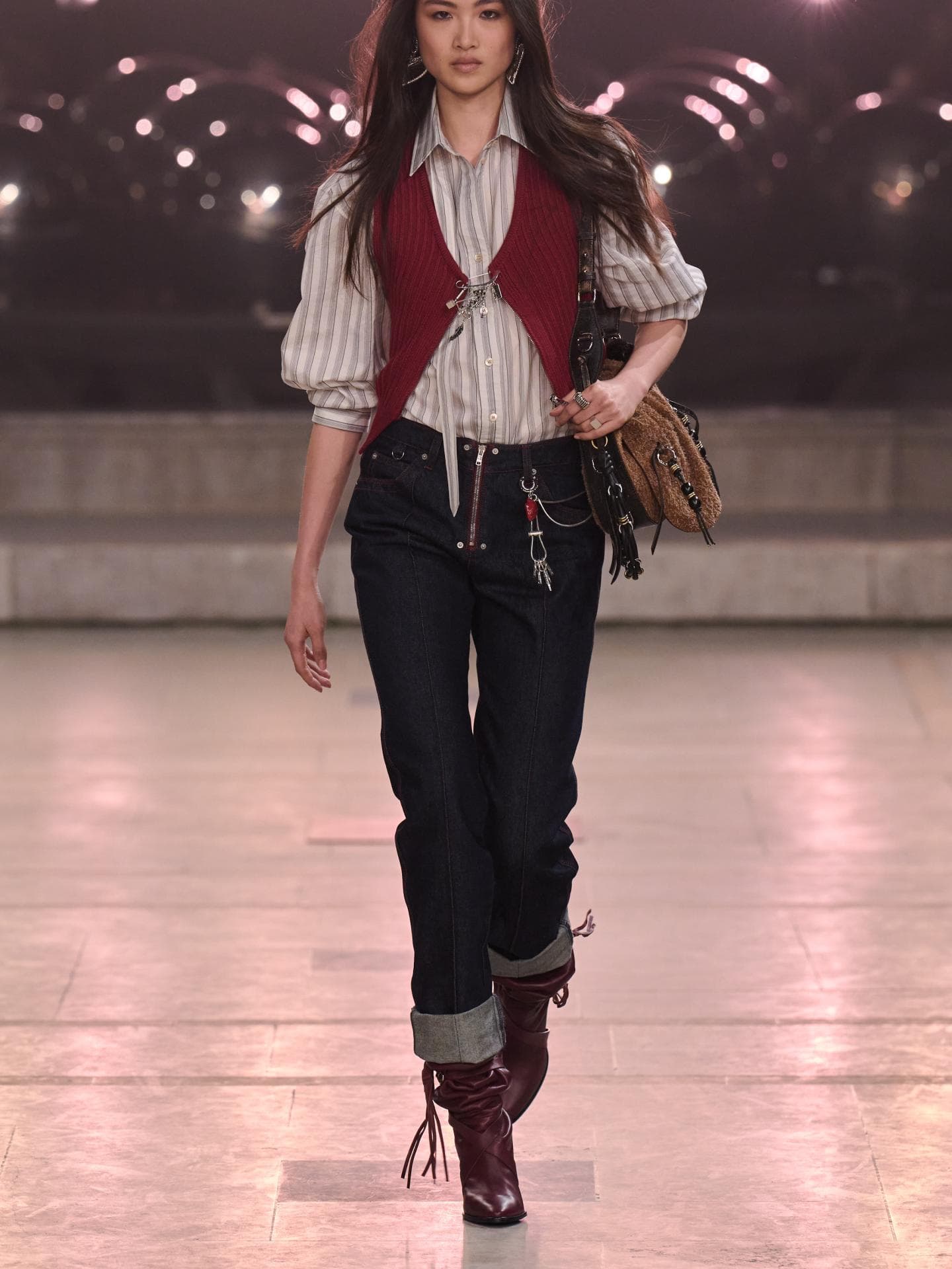 Keinen Zweifel! An Burgunder-Stiefeln können wir uns im Winter 2025 nicht sattsehen