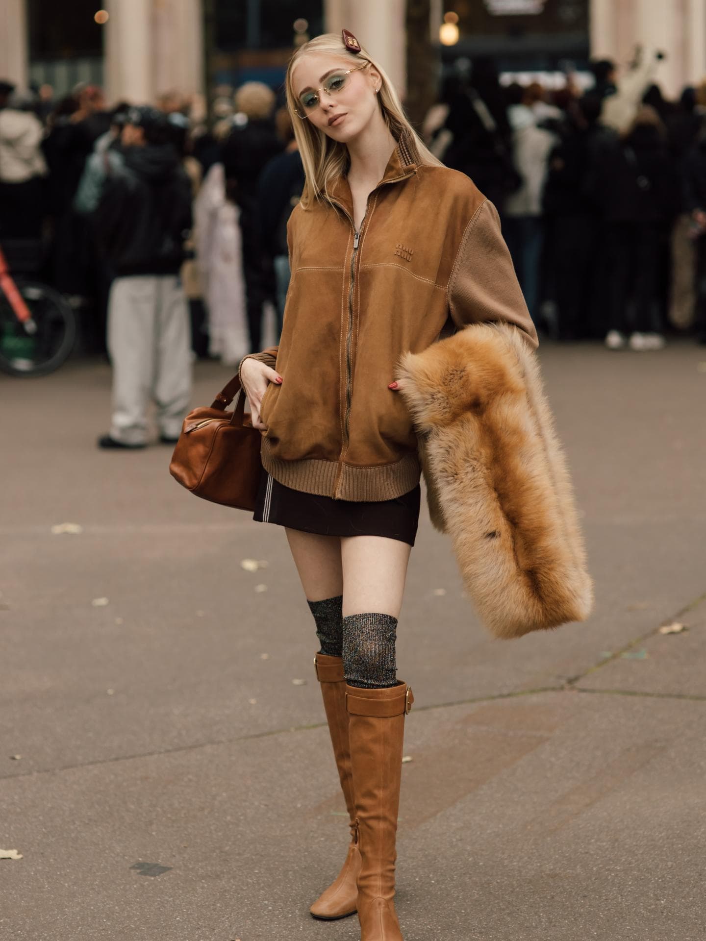 Vom Runway in deine Garderobe: Alle tragen jetzt Fake Furs Scarfs
