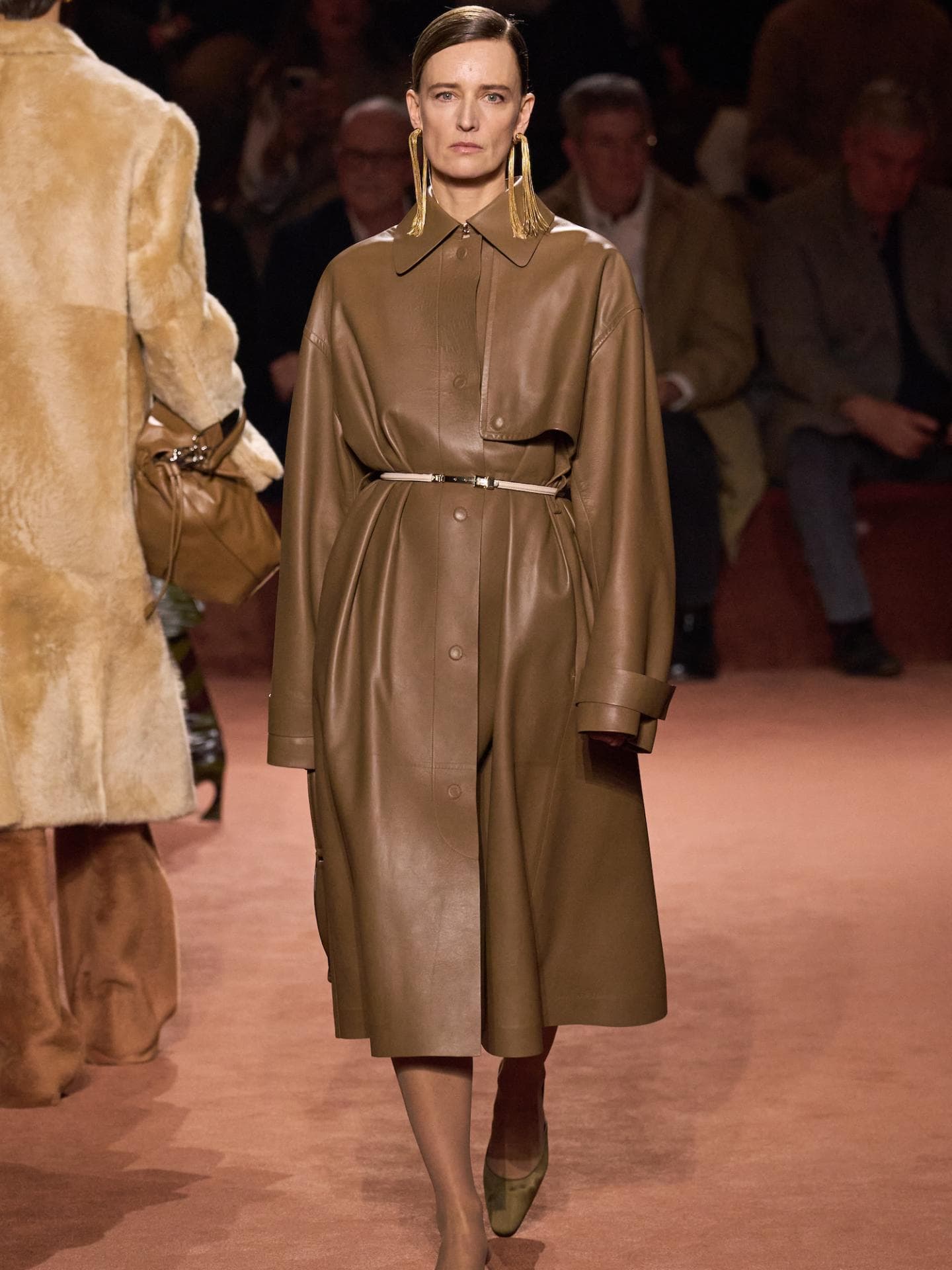 Mantel Mocha Mousse Fendi