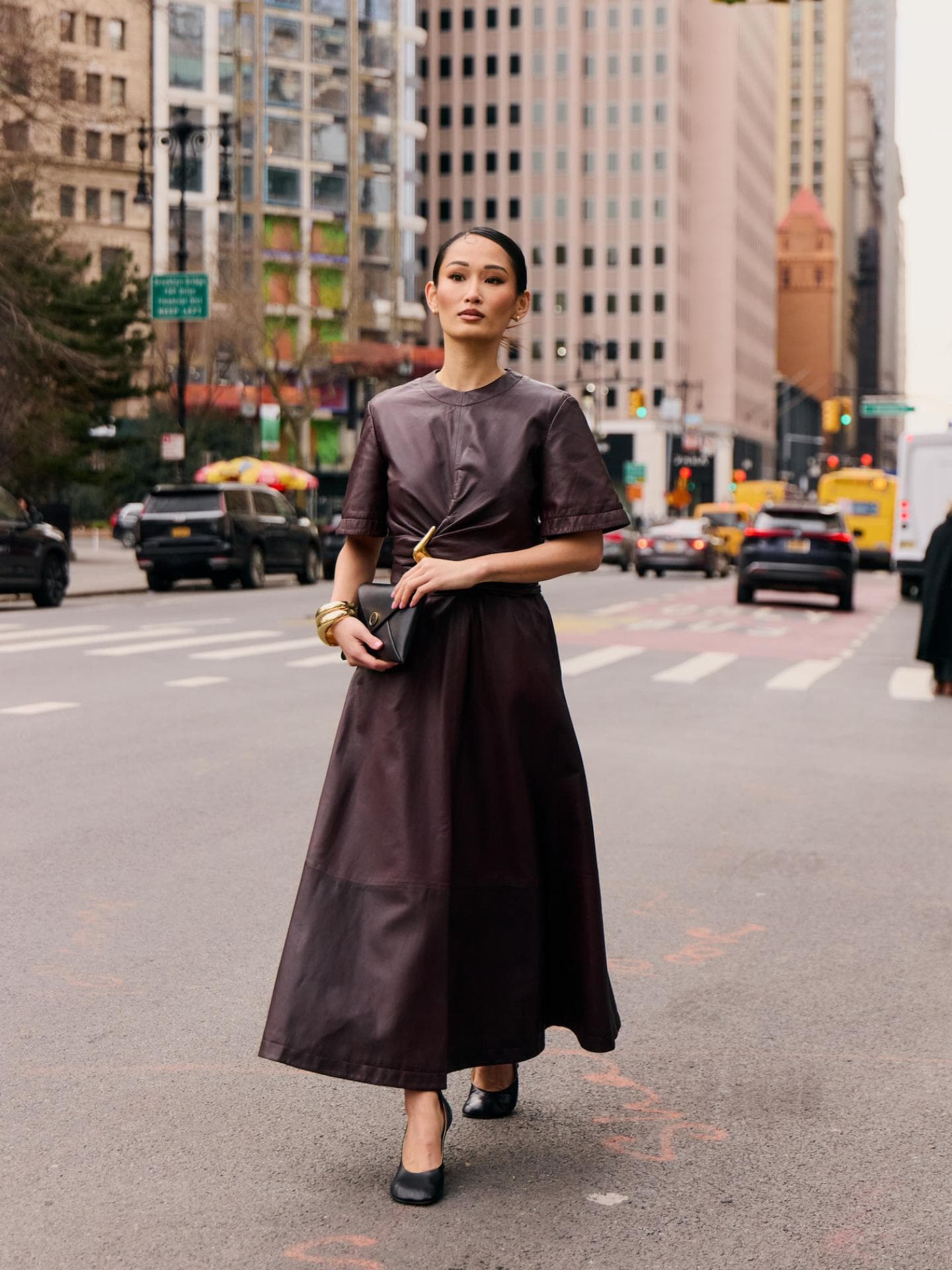 Frau in Lederkleid Streetstyle Frau in Lederkleid Streetstyle