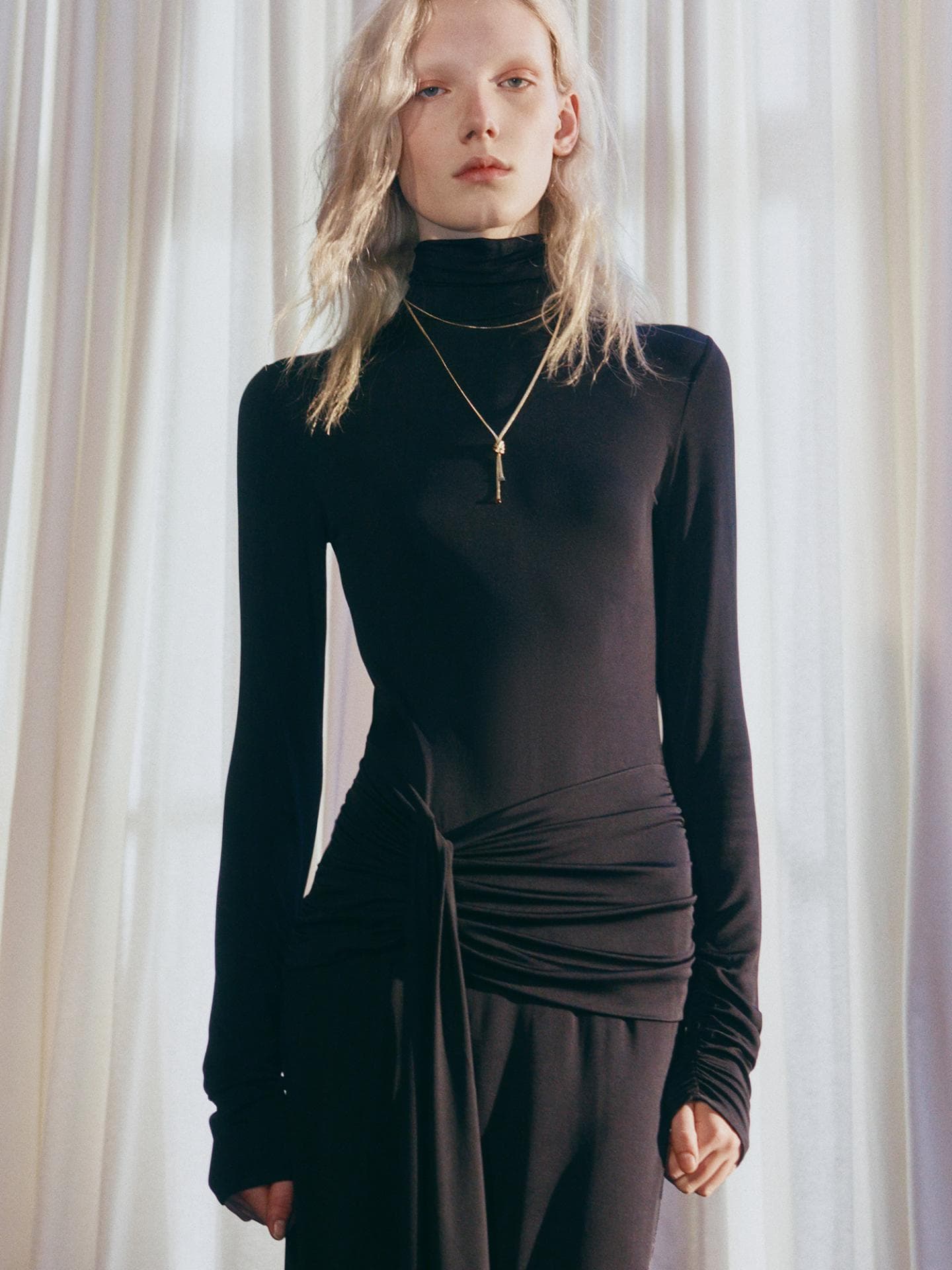 Mit den Kleidern der neuen & Other Stories läuten wir die Festzeit ein – 3 Highlights Mit den Kleidern der neuen & Other Stories läuten wir die Festzeit ein – 3 Highlights