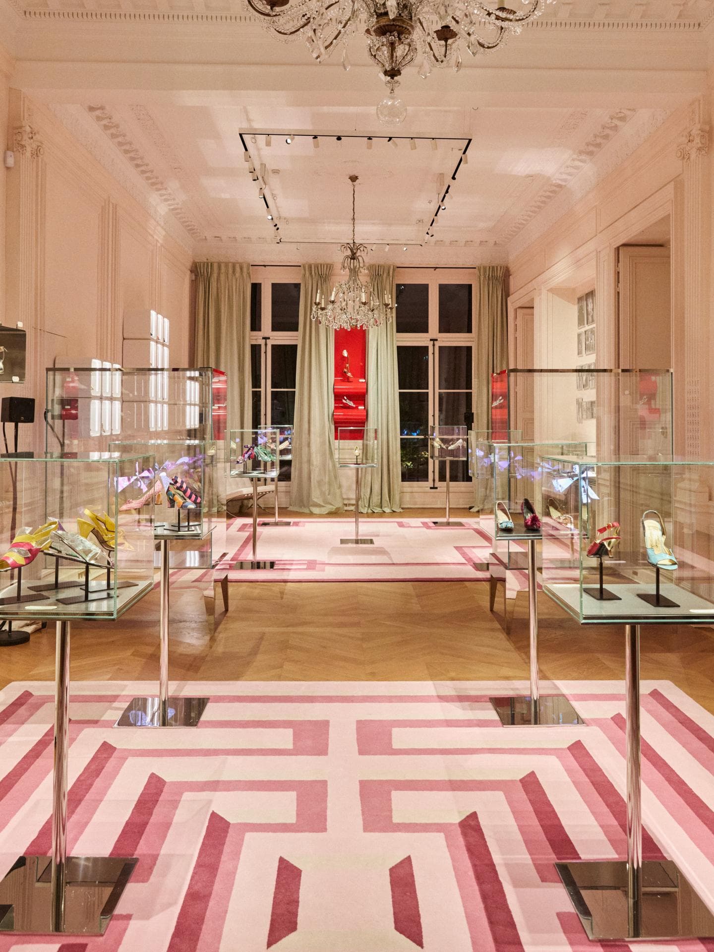 Ich habe als Moderedakteurin einen Abend in Paris verbracht – mit Roger Vivier x Mytheresa Ich habe als Moderedakteurin einen Abend in Paris verbracht – mit Roger Vivier x Mytheresa