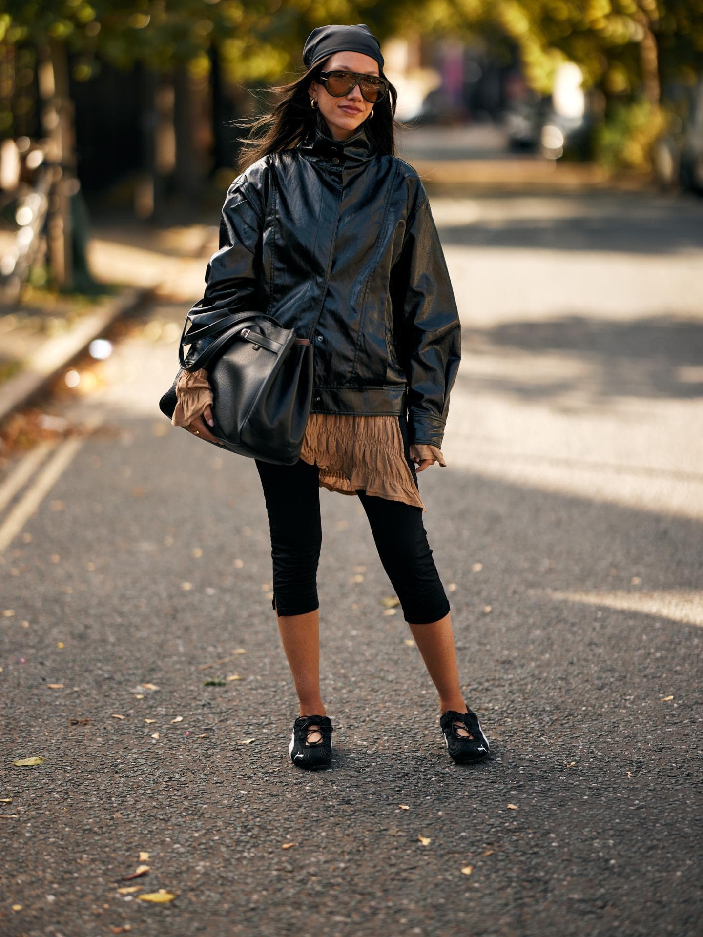 Schwarze Hose kombinieren: So wird der Mode-Klassiker zum Hingucker Schwarze Hose kombinieren: So wird der Mode-Klassiker zum Hingucker