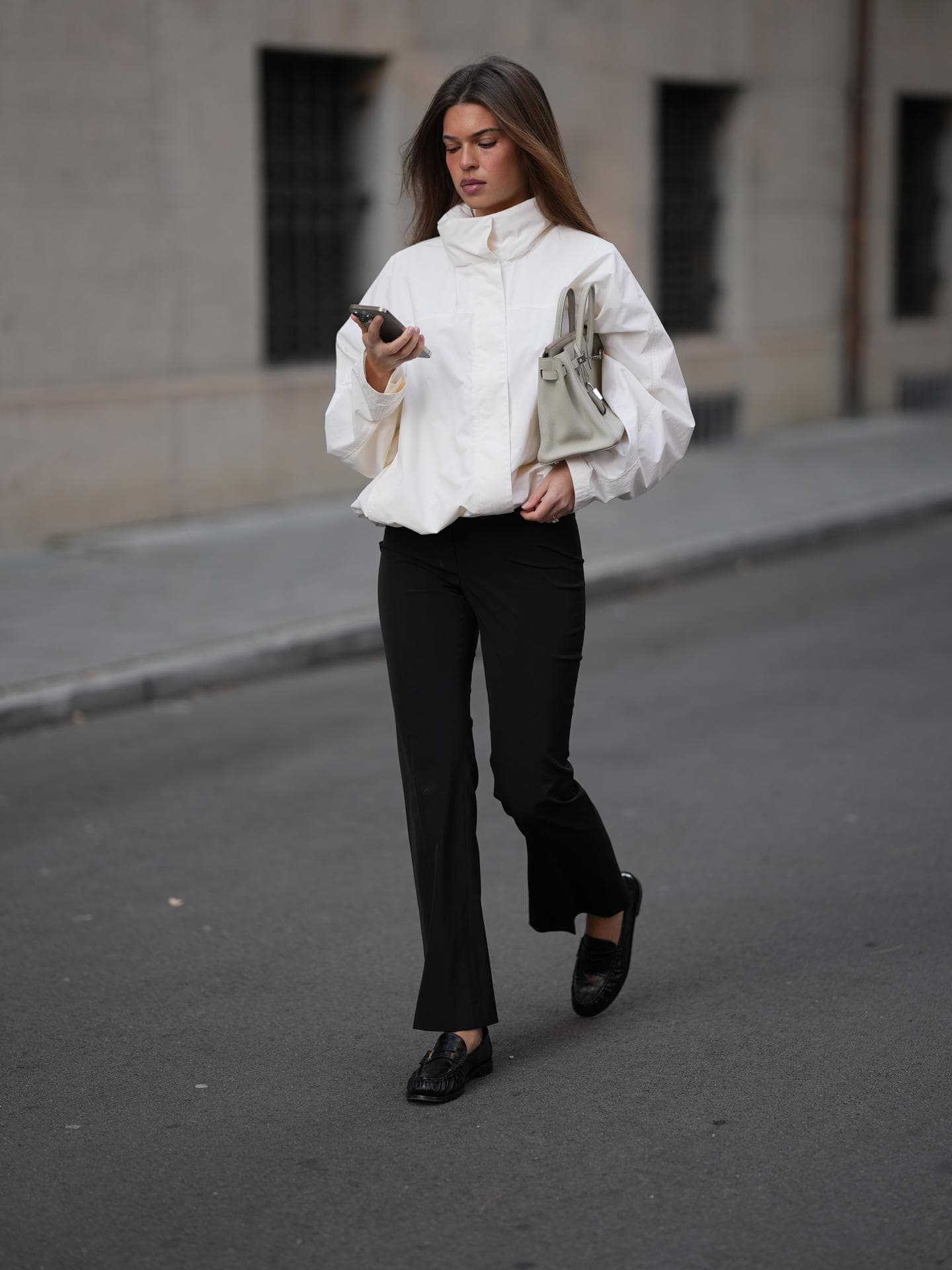 Schwarze Hose kombinieren: So wird der Mode-Klassiker zum Hingucker