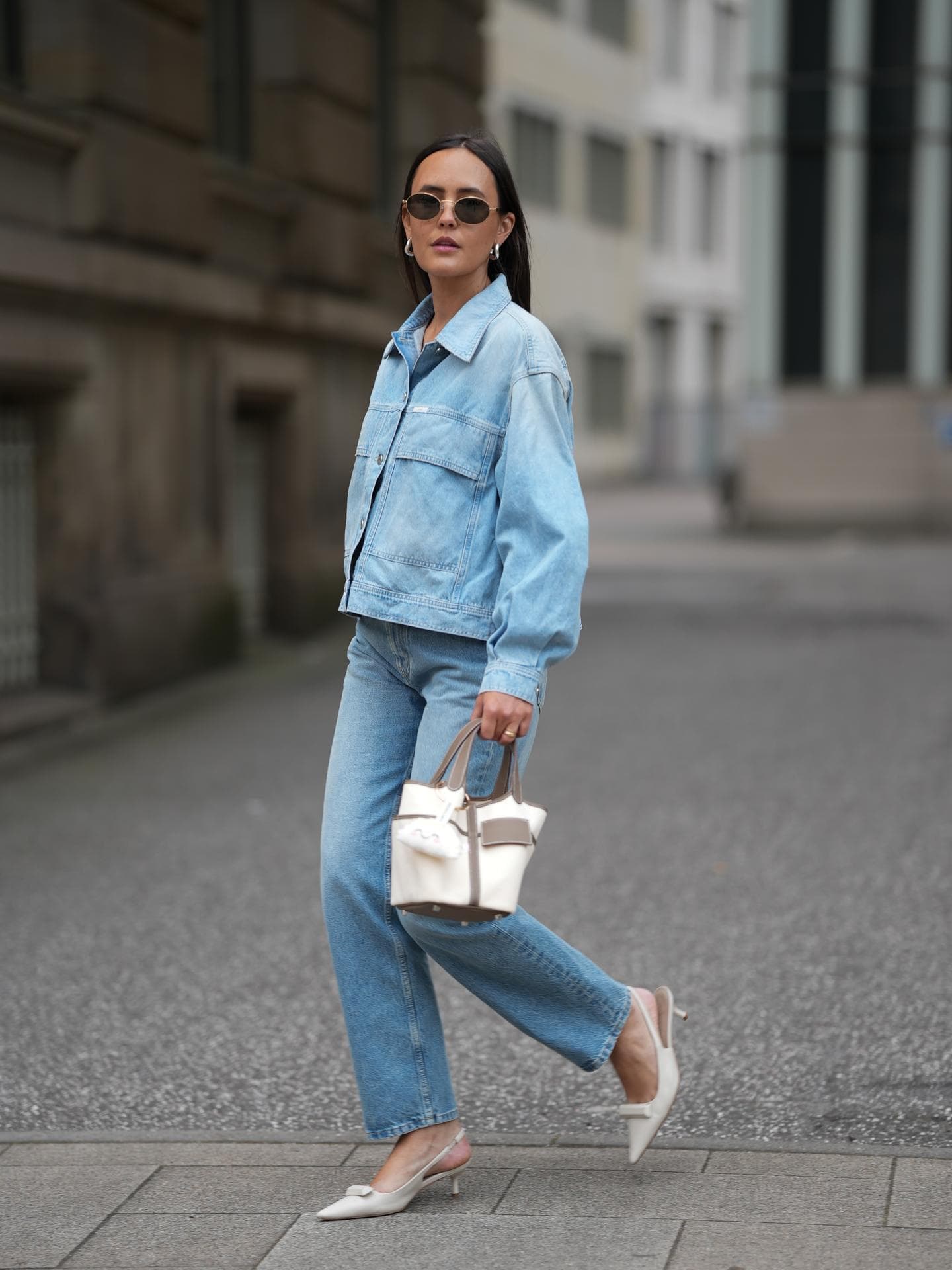 Shorts und Slingbacks vereinen Lässigkeit mit Eleganz für einen modischen Auftritt. Shorts und Slingbacks vereinen Lässigkeit mit Eleganz für einen modischen Auftritt.