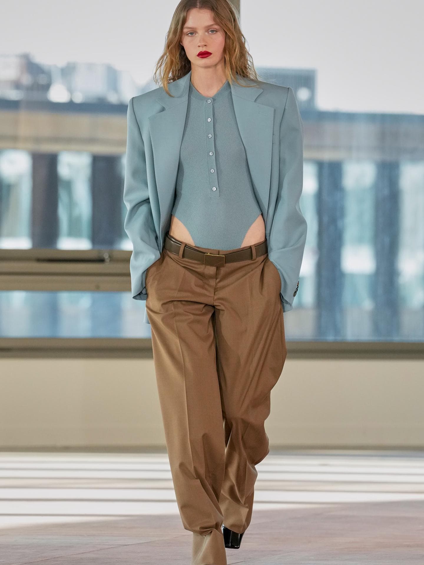 Neben Schwarz! Im Winter 2025 haben Hosen diese Farbe, um im Trend zu liegen