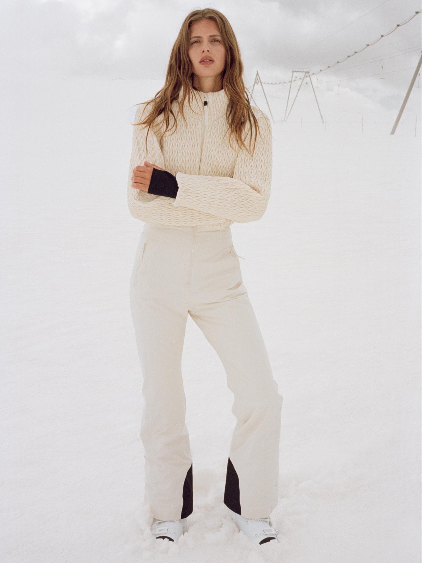 Skianzug aus gestepptem THERMOMOVE™, der dich auf der Piste warm, trocken und komfortabel hält. Skianzug aus gestepptem THERMOMOVE™, der dich auf der Piste warm, trocken und komfortabel hält.