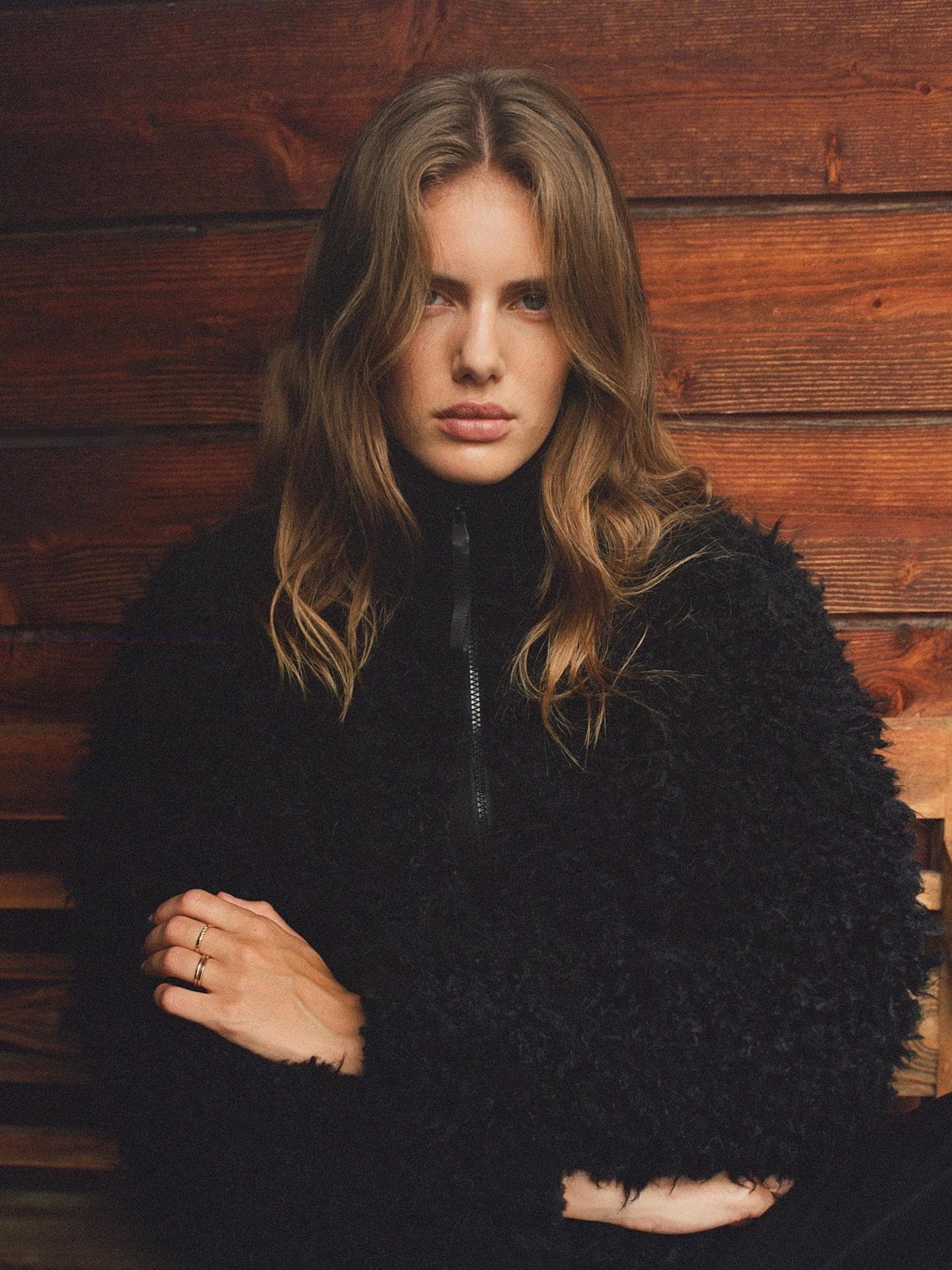 Kuschelig, clean, ikonisch: Die neue Teddyjacke von H&M Move. Kuschelig, clean, ikonisch: Die neue Teddyjacke von H&M Move.