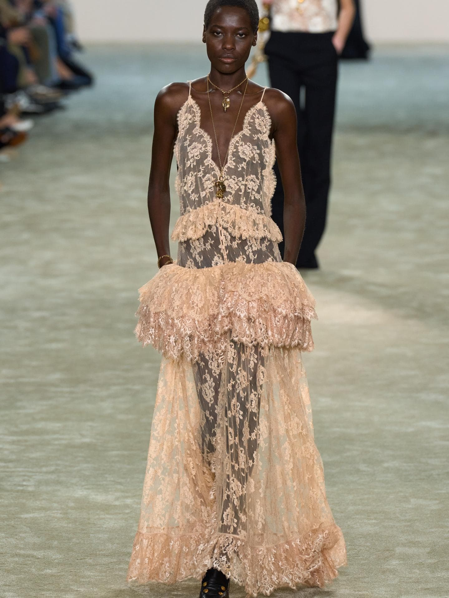 Darum sind Naked Dresses der aufregendste Mode-Trend für die Festzeit 2025