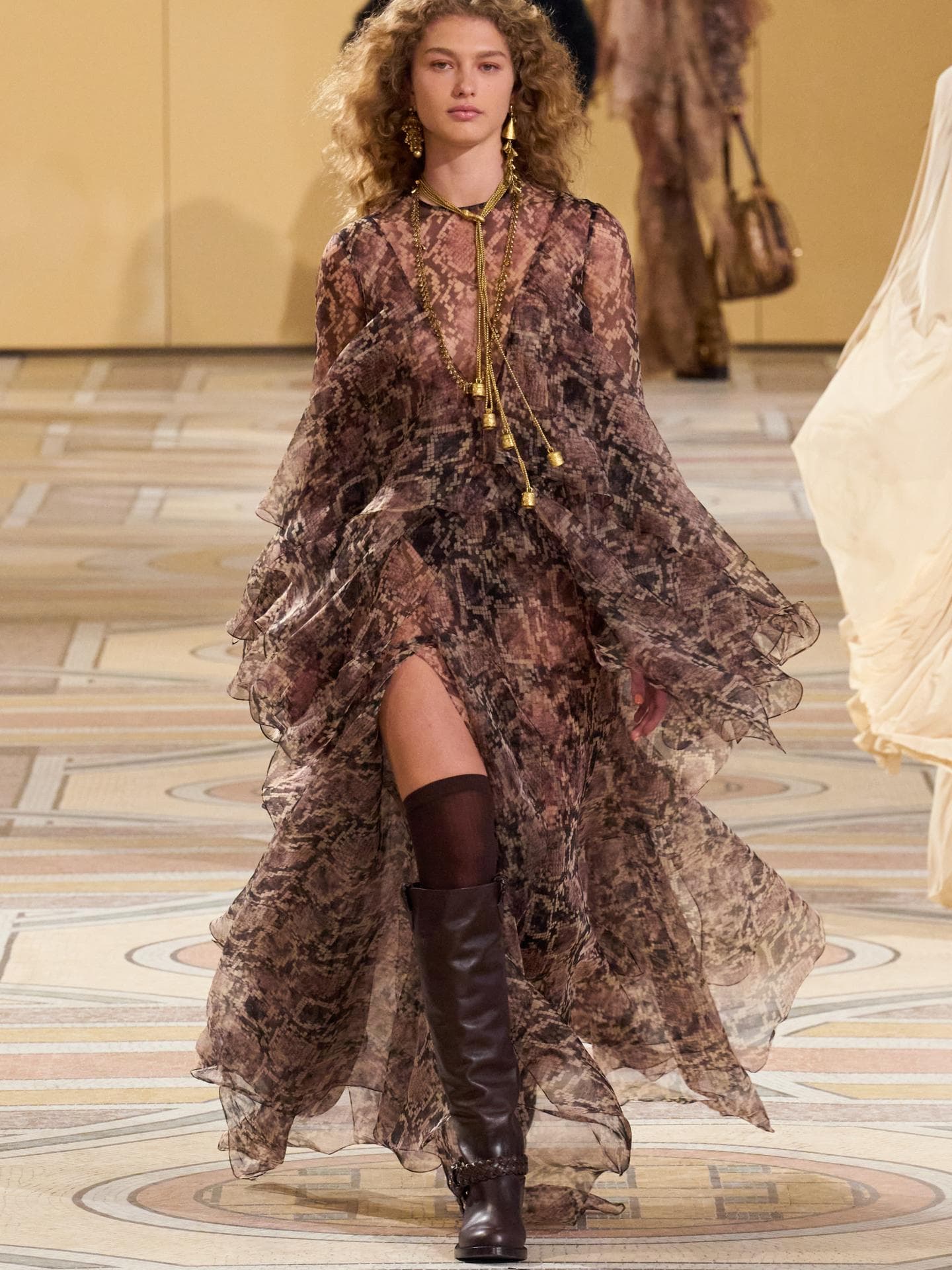 Darum sind Naked Dresses der erfrischendste Mode-Trend für die Festzeit 2025