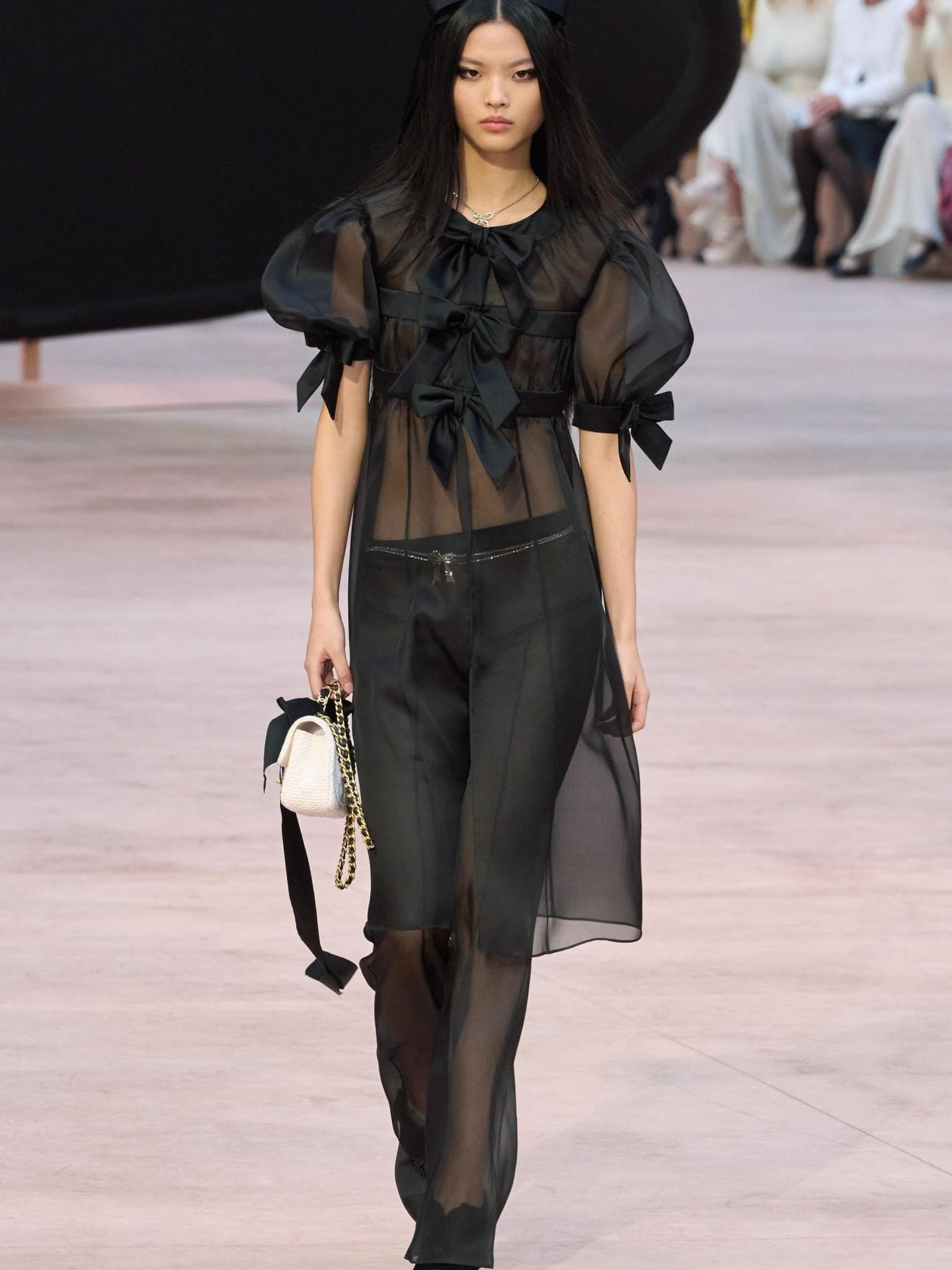 Darum sind Naked Dresses der aufregendste Mode-Trend für die Festzeit 2025