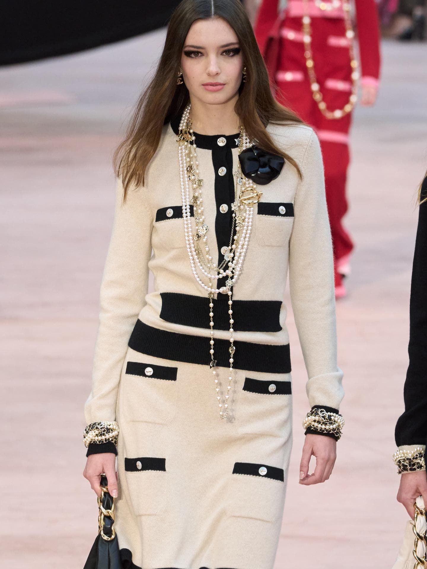 Diese Kette aus dem Schmuckkästchen deiner Oma ist im Winter Mode-Trend Diese Kette aus dem Schmuckkästchen deiner Oma ist im Winter Mode-Trend