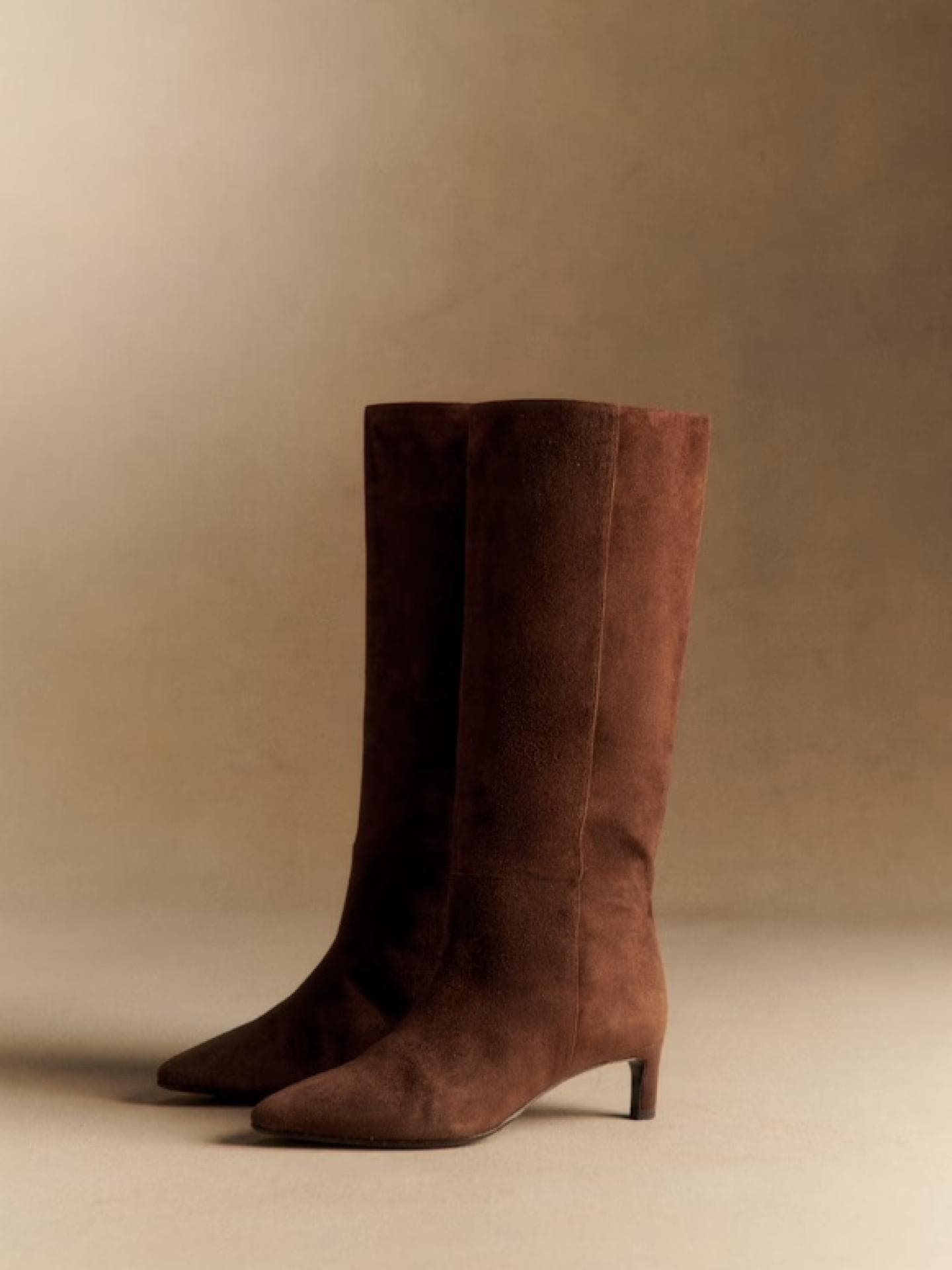 Die braunen Wildlederstiefel von Sézane sind eine Investition für die Ewigkeit Die braunen Wildlederstiefel von Sézane sind eine Investition für die Ewigkeit