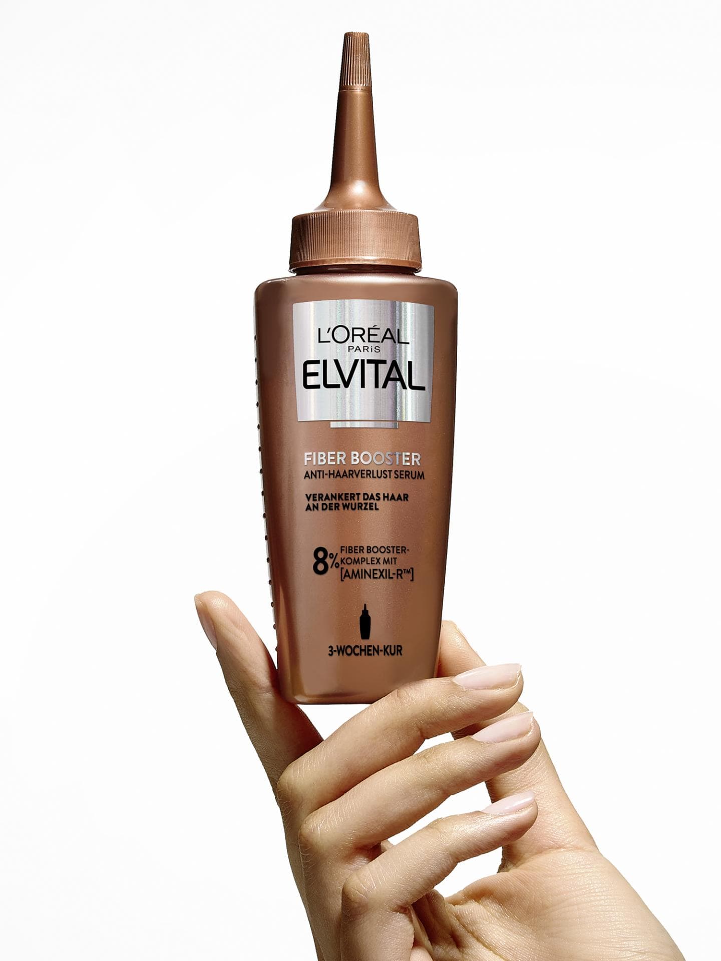 Hand präsentiert das L'Oréal Paris Elvital Fiber Booster Anti-Haarverlust Serum.