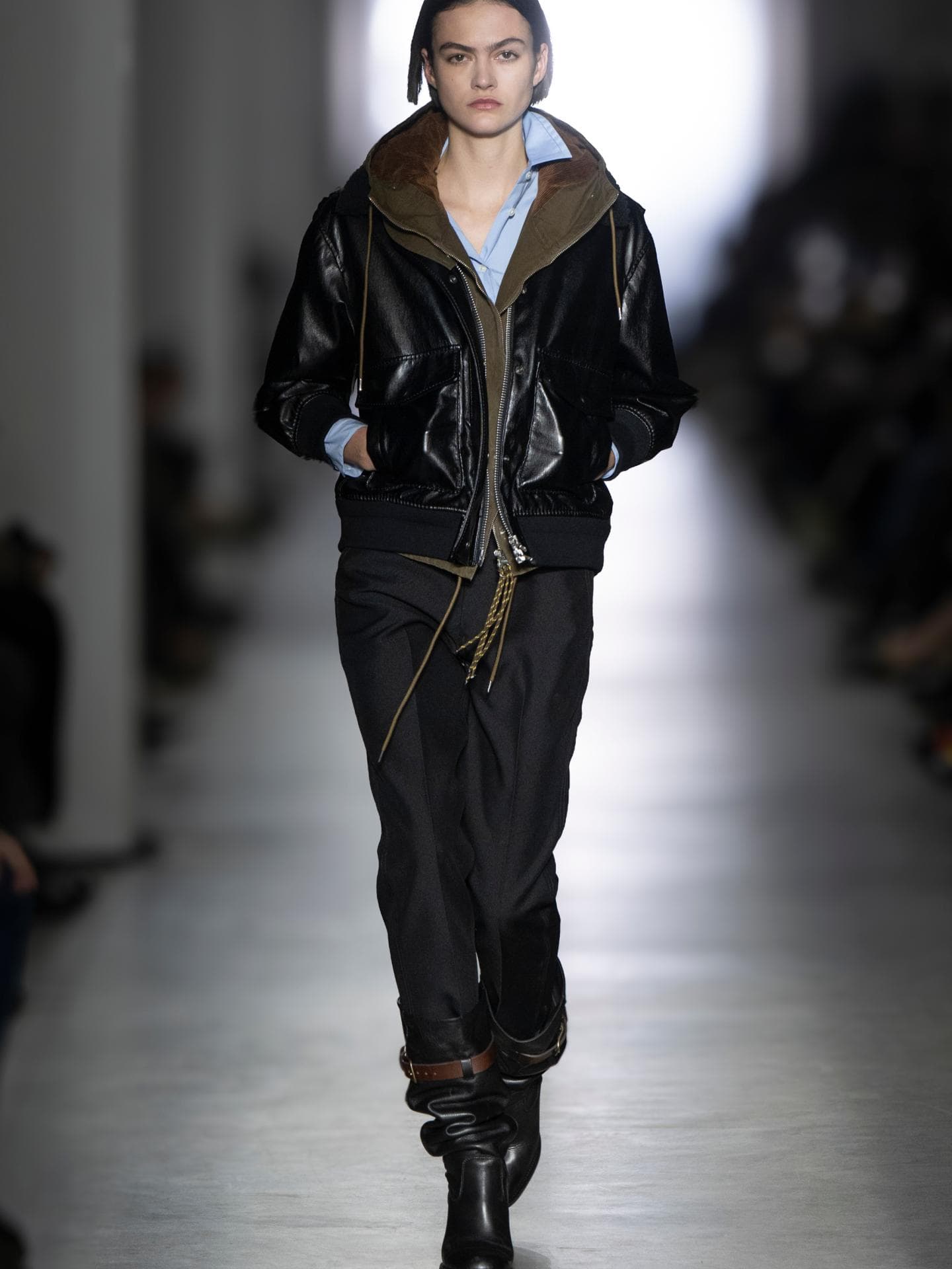 "Boot Tucking" ist der Hosen-Stiefel-Trend 2026, den Fashion Girls lieben