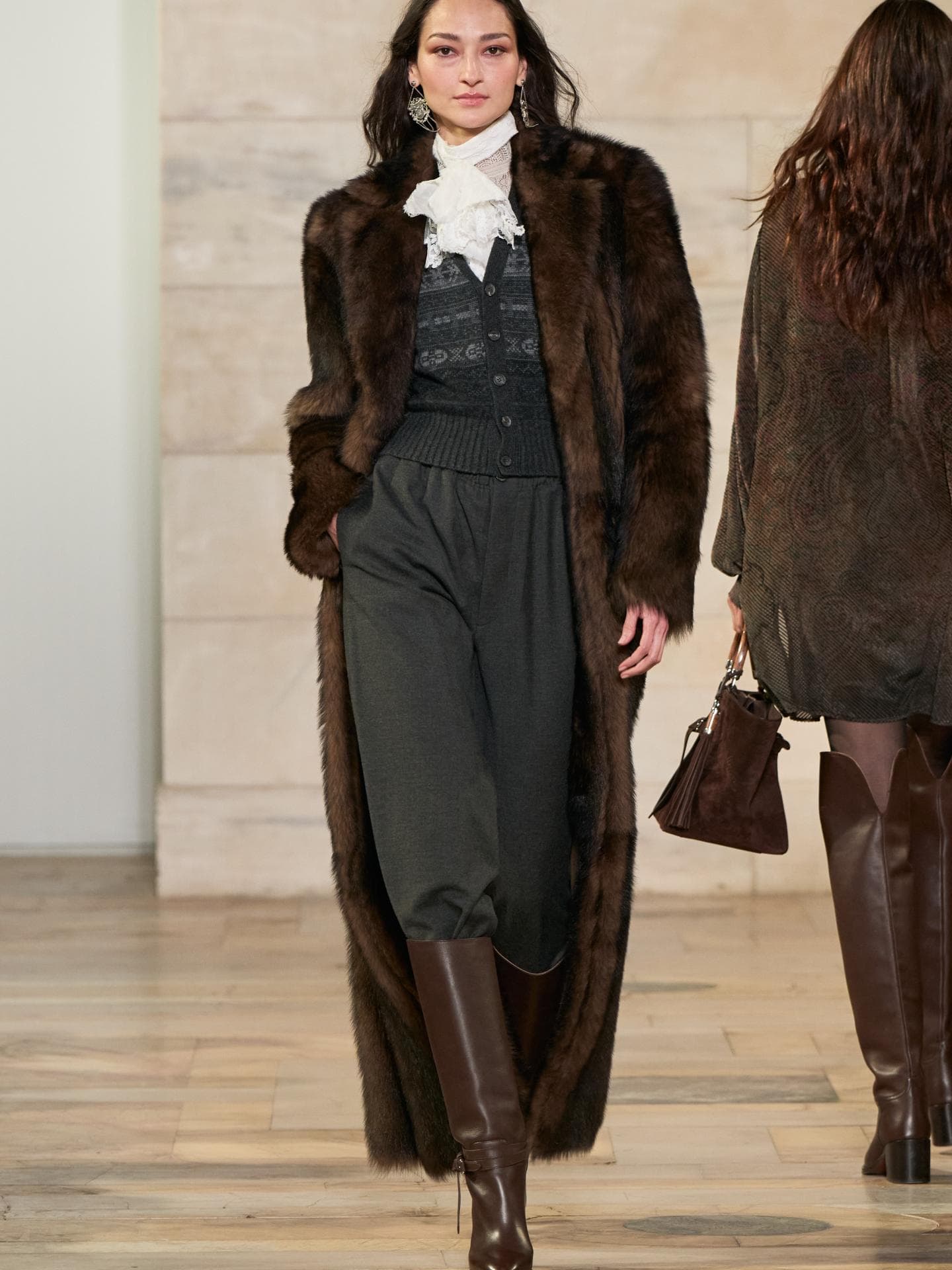 "Boot Tucking" ist der Hosen-Stiefel-Trend 2026, den Fashion Girls lieben