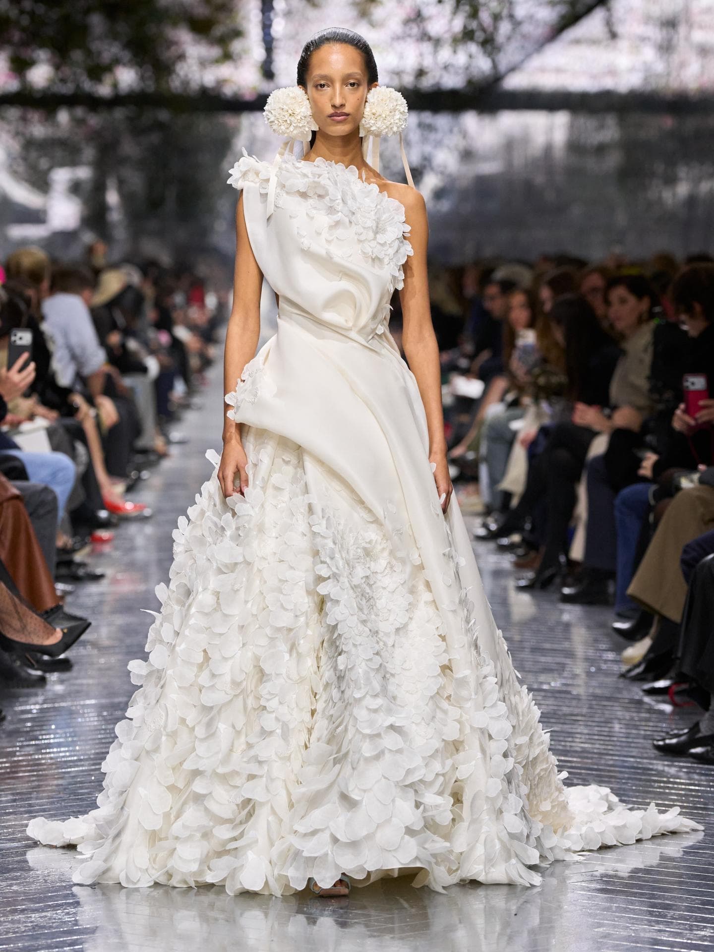 3 Kleider-Trends, die Jonathan Andersons Dior Haute Couture Debüt unvergesslich machen