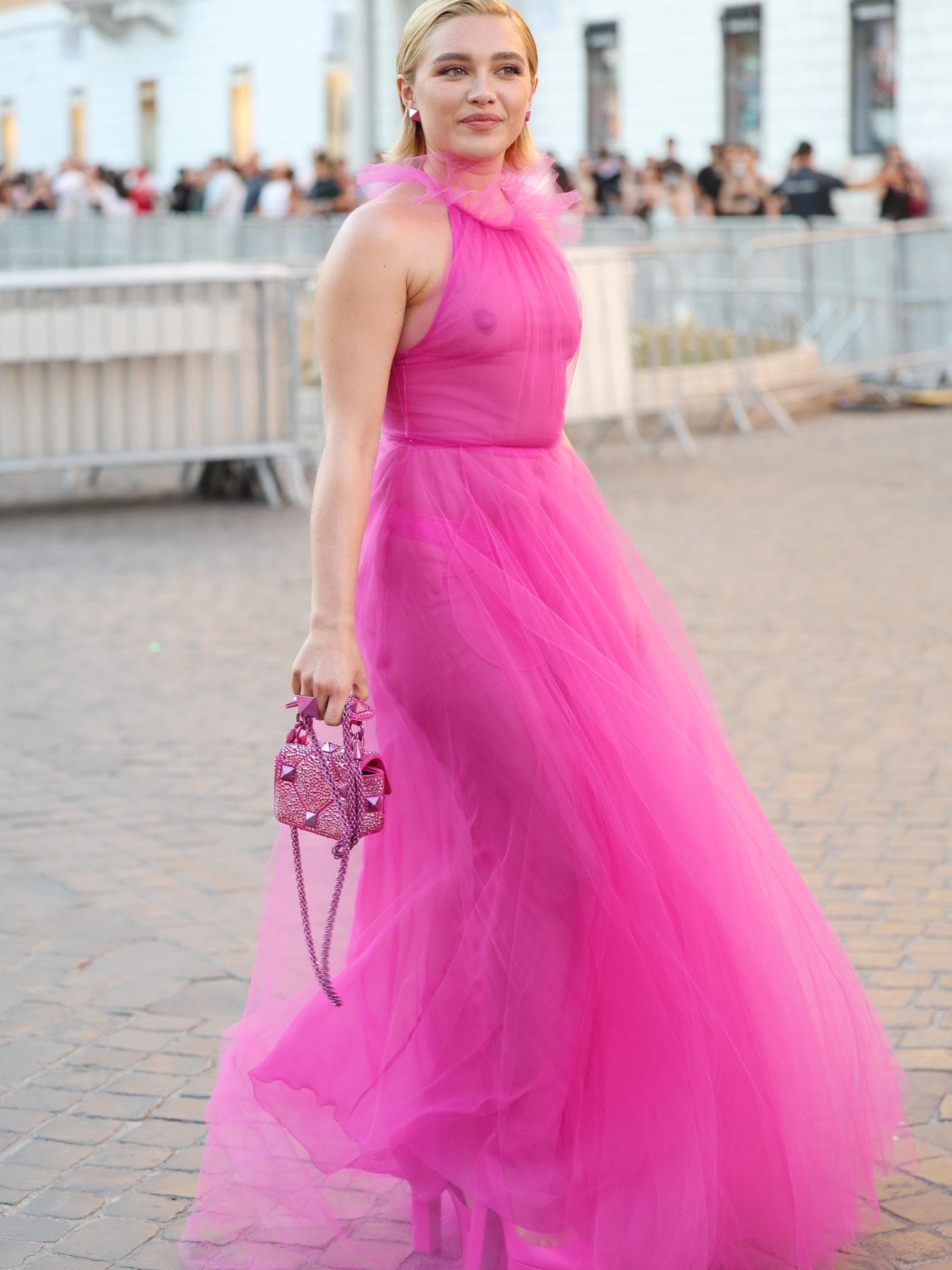 Florence Pugh in einem pinkfarbenen Kleid