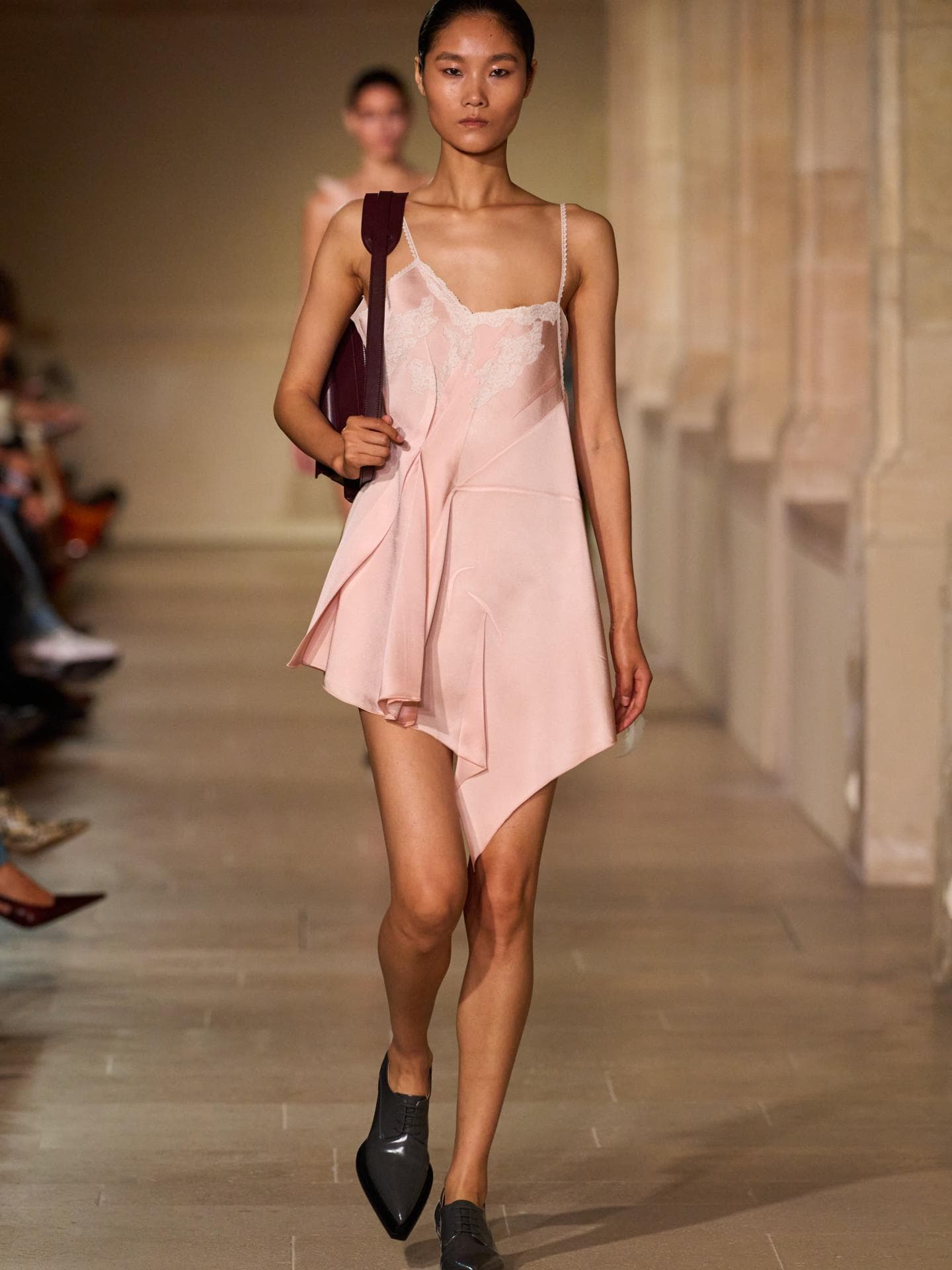 Das macht Lingerie-Kleider zum Must-have 2026