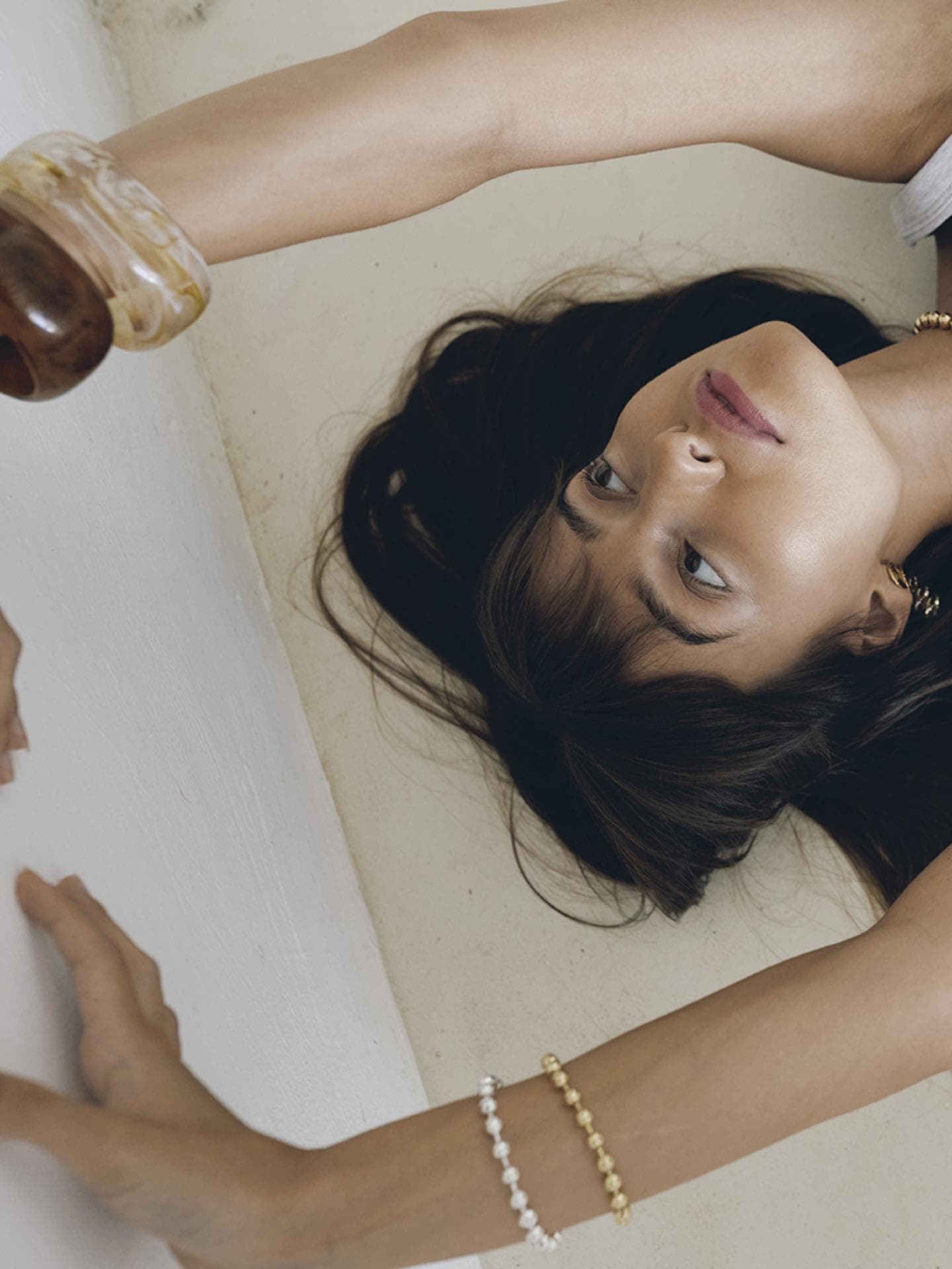 "Unbound Jewellery" ist der Schmuck-Trend, den wir uns für den Frühling 2026 vormerken "Unbound Jewellery" ist der Schmuck-Trend, den wir uns für den Frühling 2026 vormerken