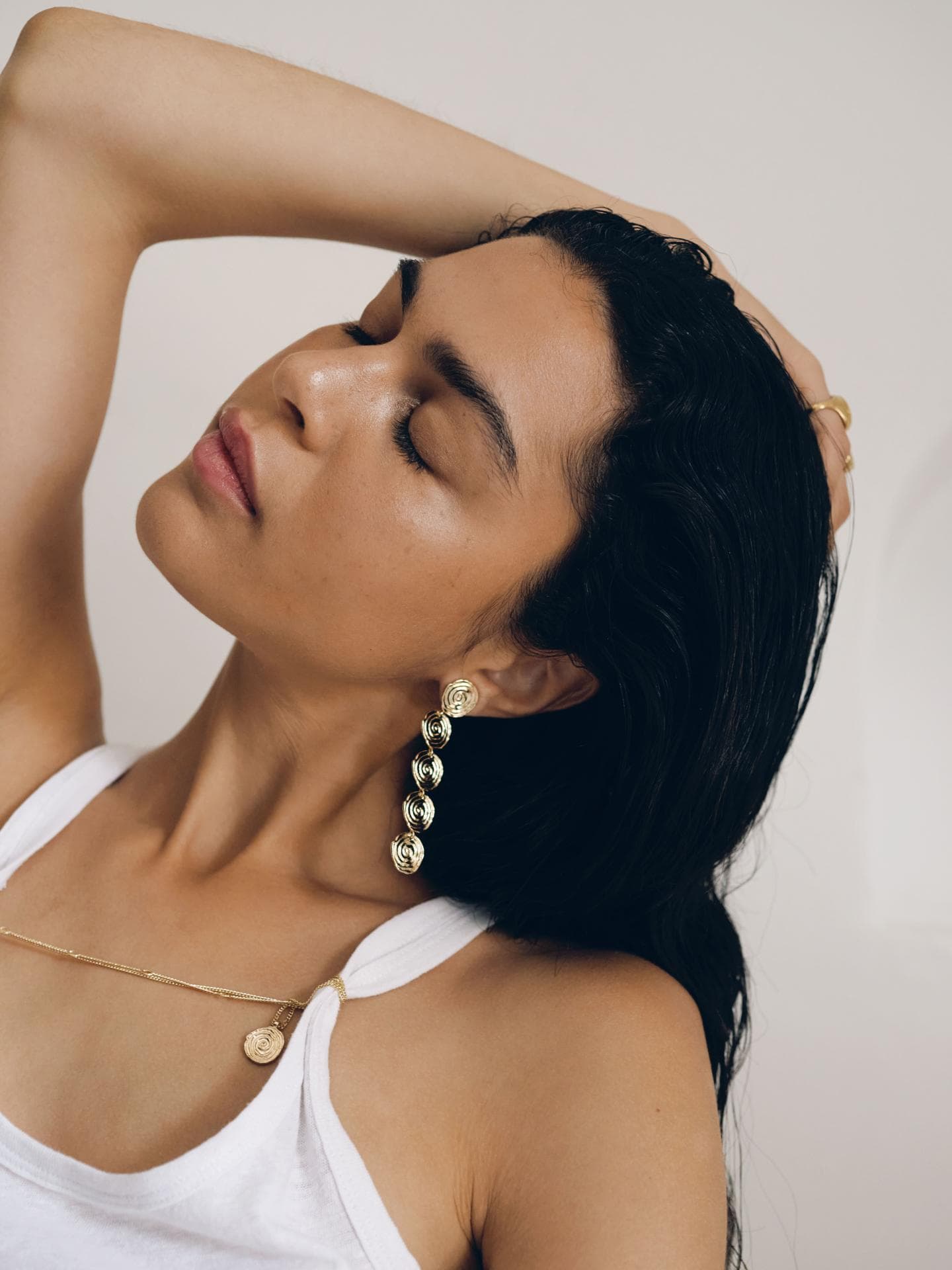 "Unbound Jewellery" ist der Schmuck-Trend, den wir uns für den Frühling 2026 vormerken "Unbound Jewellery" ist der Schmuck-Trend, den wir uns für den Frühling 2026 vormerken