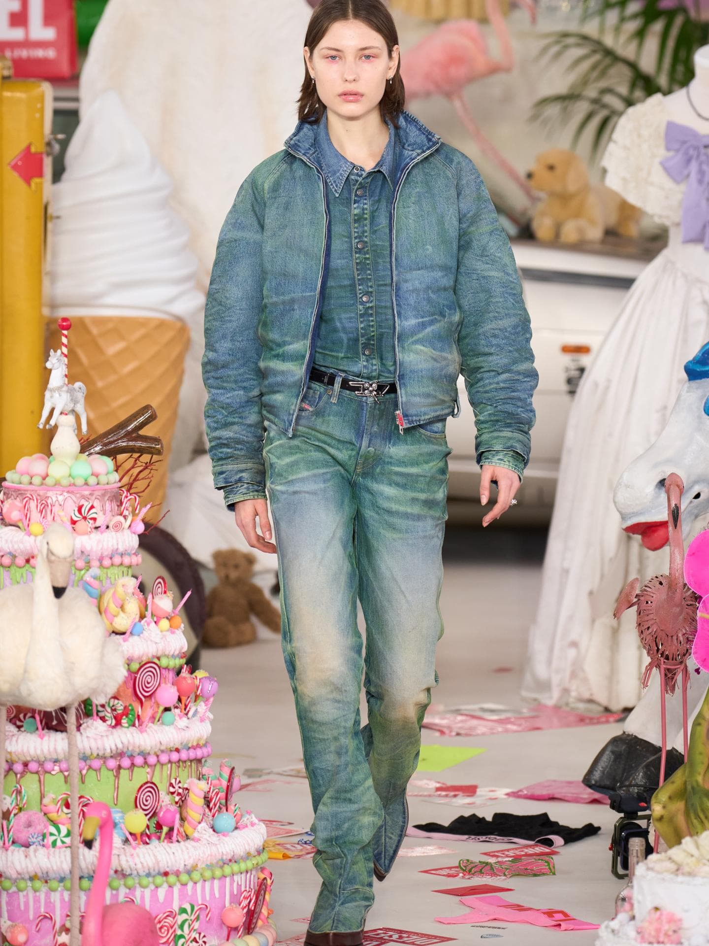 Mailand Fashion Week 2026: Warum wir jetzt alle "Baked Jeans" tragen – laut Diesel Mailand Fashion Week 2026: Warum wir jetzt alle "Baked Jeans" tragen – laut Diesel