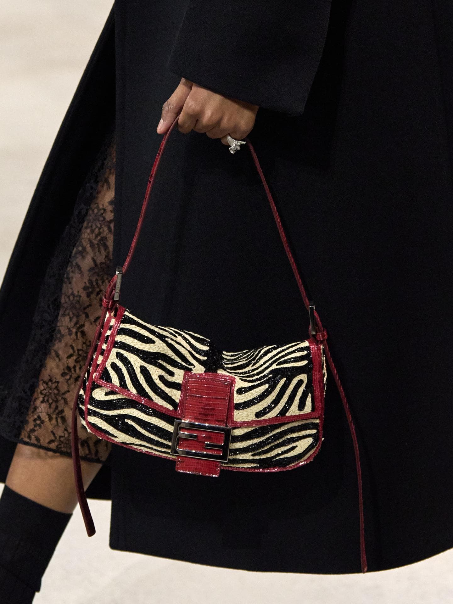 Fendi von Maria Grazia Chiuri: 5 brandneue Varianten der Baguette, die wir sofort haben wollen Fendi von Maria Grazia Chiuri: 5 brandneue Varianten der Baguette, die wir sofort haben wollen