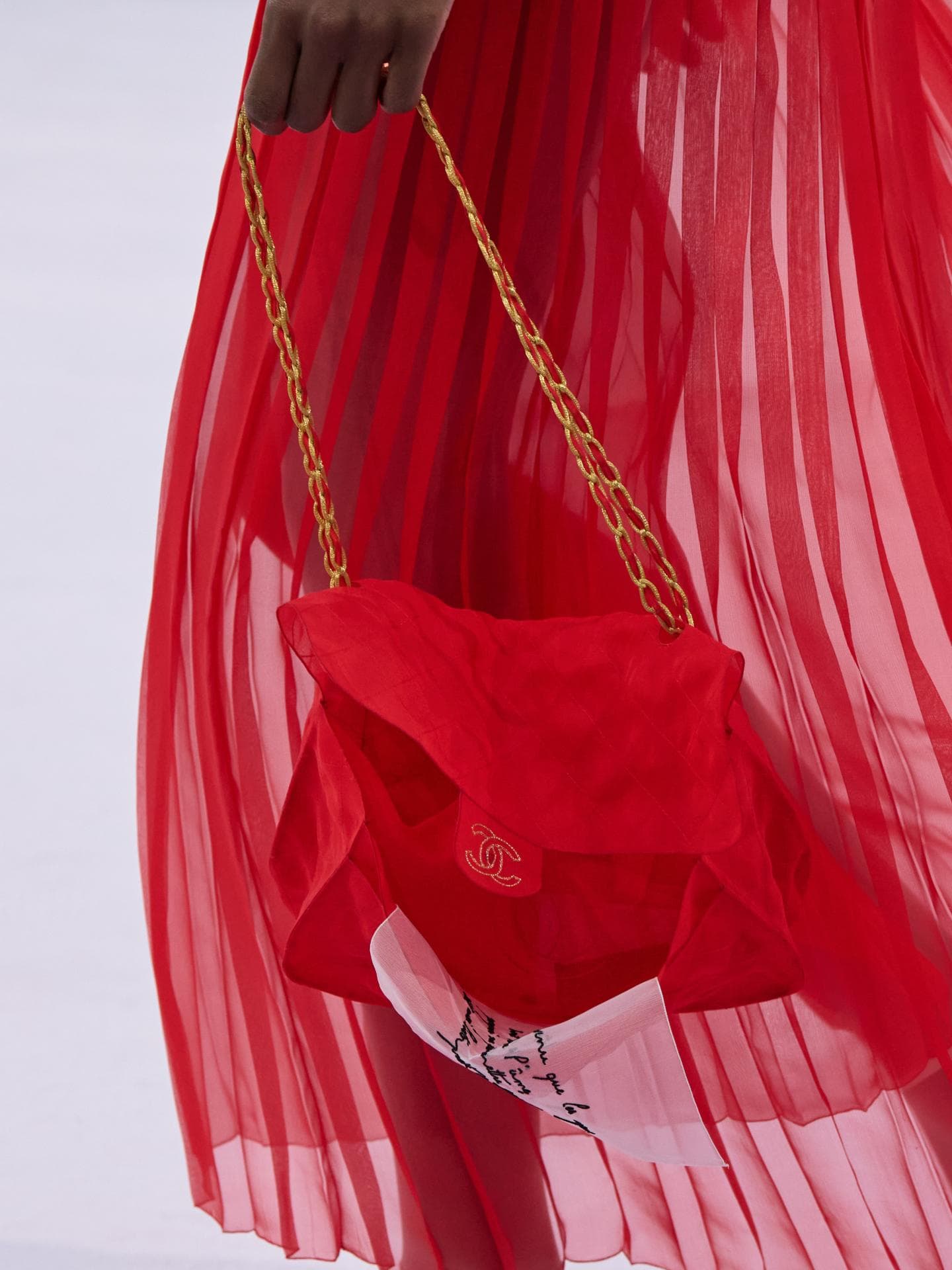 Rote Taschen werden 2026 zum Luxus-Symbol Rote Taschen werden 2026 zum Luxus-Symbol