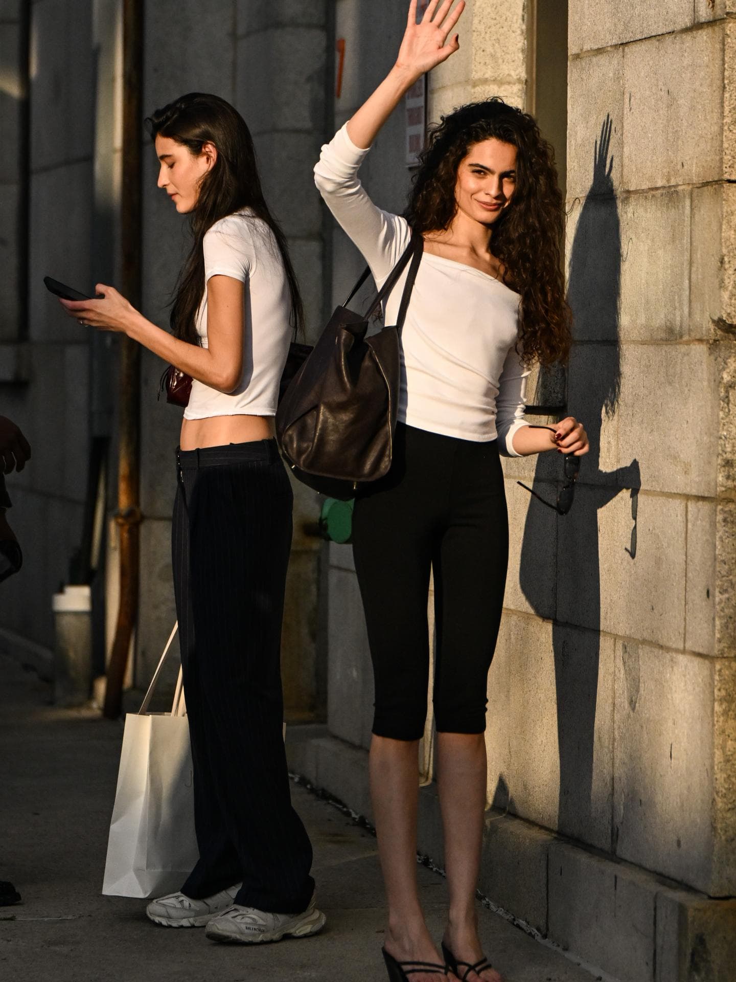 Caprihose kombinieren Frau in weißem Basic-Shirt kombiniert mit einer schwarzen Caprihose