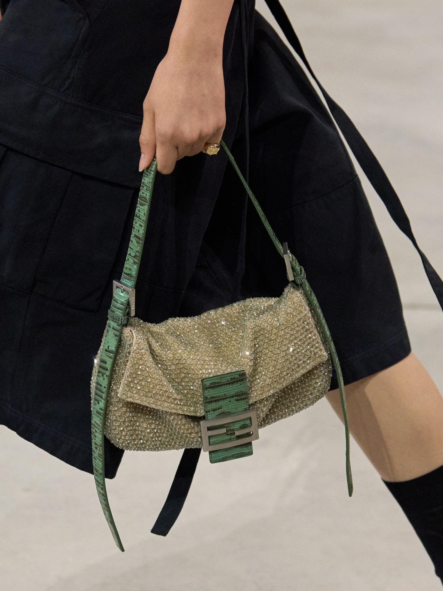 "Mytheresa"-Chef-Einkäuferin verrät: Diese Designertasche ist 2026 zurück "Mytheresa"-Chef-Einkäuferin verrät: Diese Designertasche ist 2026 zurück