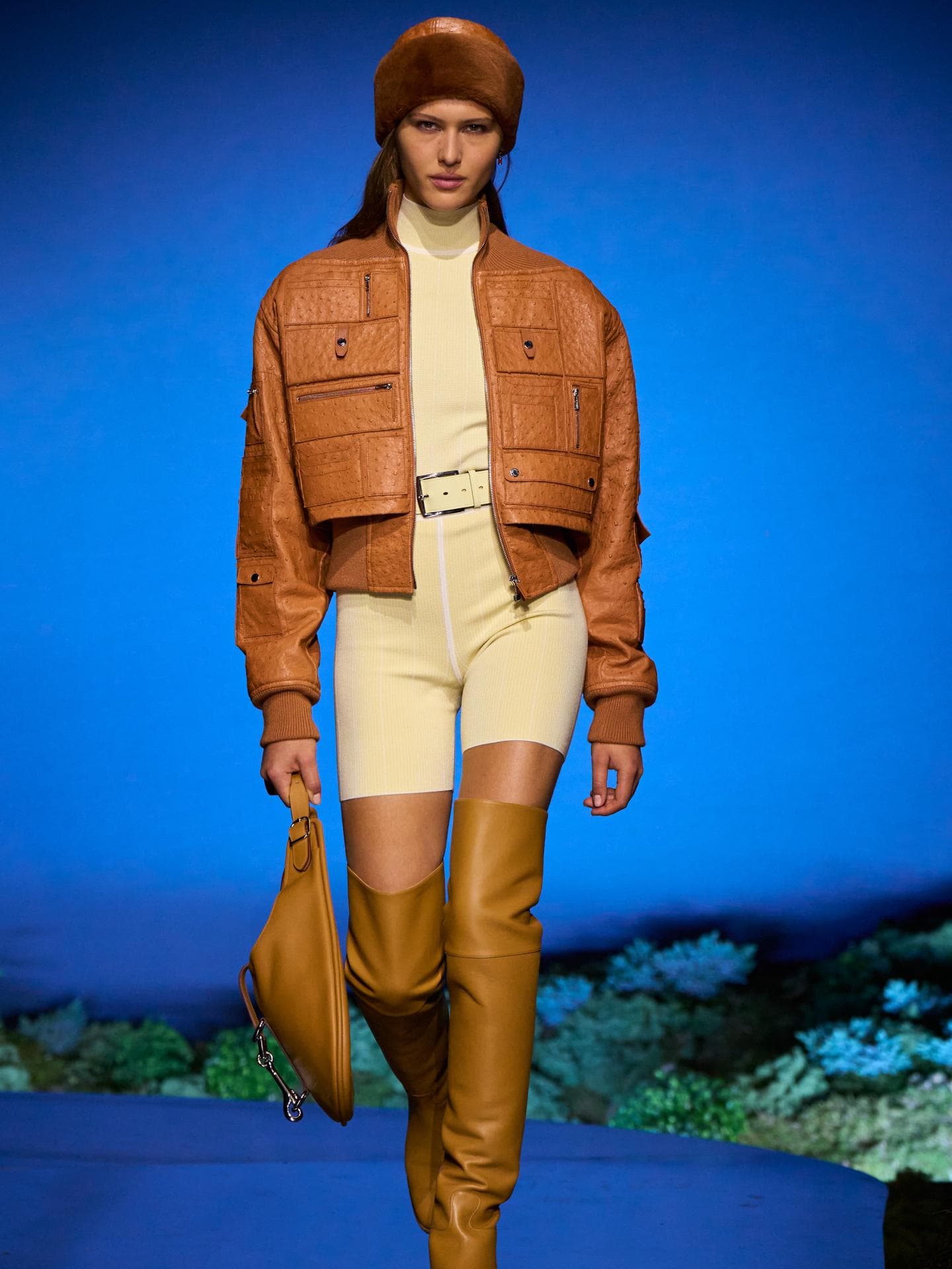 Zwischen mystischer Dämmerung und handwerklicher Perfektion präsentiert das Traditionshaus drei Trends, die eure Garderobe für die kommende Herbst- und Wintersaison 2026/2027 transformieren. Zwischen mystischer Dämmerung und handwerklicher Perfektion präsentiert das Traditionshaus drei Trends, die eure Garderobe für die kommende Herbst- und Wintersaison 2026/2027 transformieren.