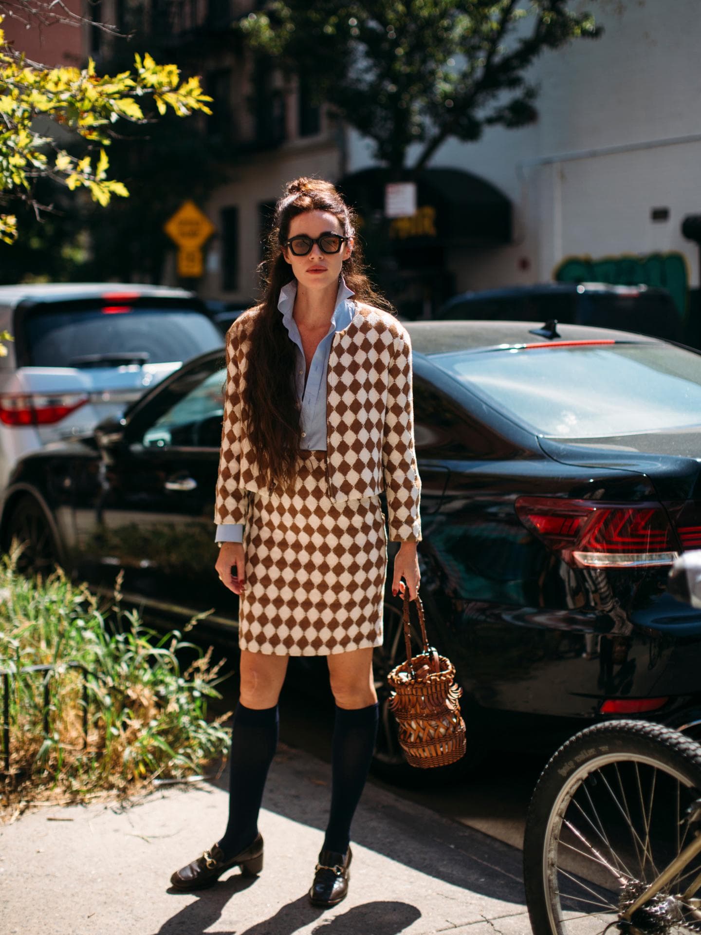Dass Loafer und Kniestrümpfe ein absolutes Dream-Team sind, zeigt dieses Styling-Duo.