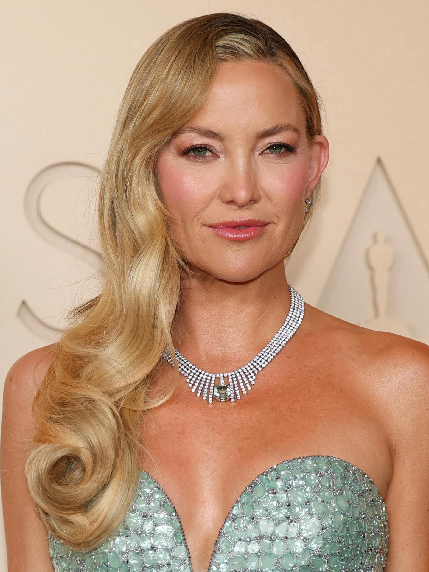 Der Seitenscheitel ist Eleganz für jede Gelegenheit Der Seitenscheitel ist Eleganz für jede Gelegenheit