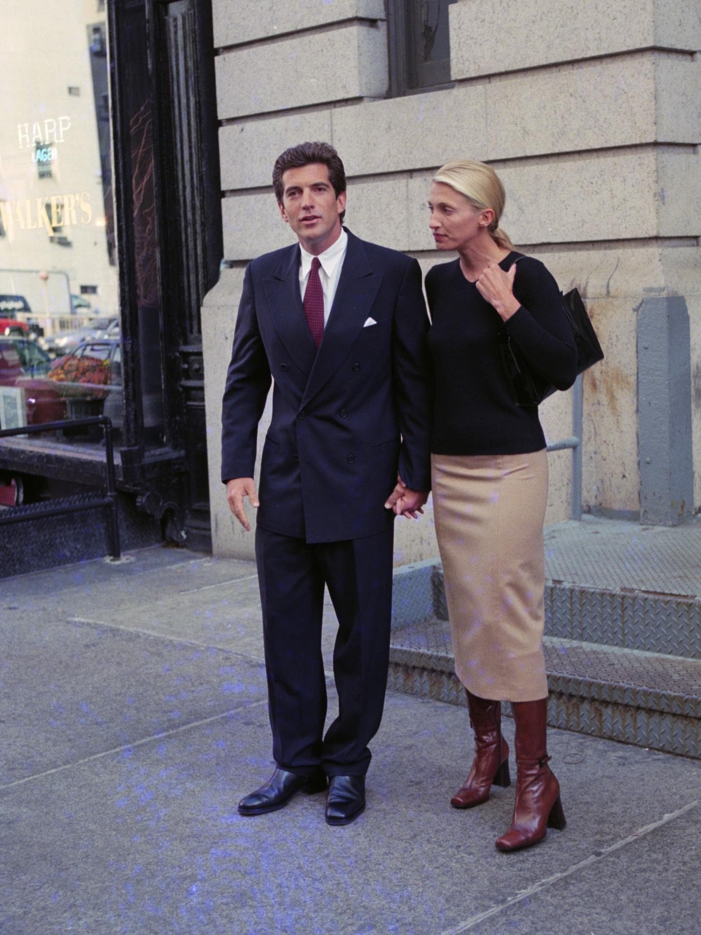 Carolyn Bessette-Kennedy: 3 Looks der Ikone im 90s New York-Stil zum Nachstylen Carolyn Bessette-Kennedy: 3 Looks der Ikone im 90s New York-Stil zum Nachstylen