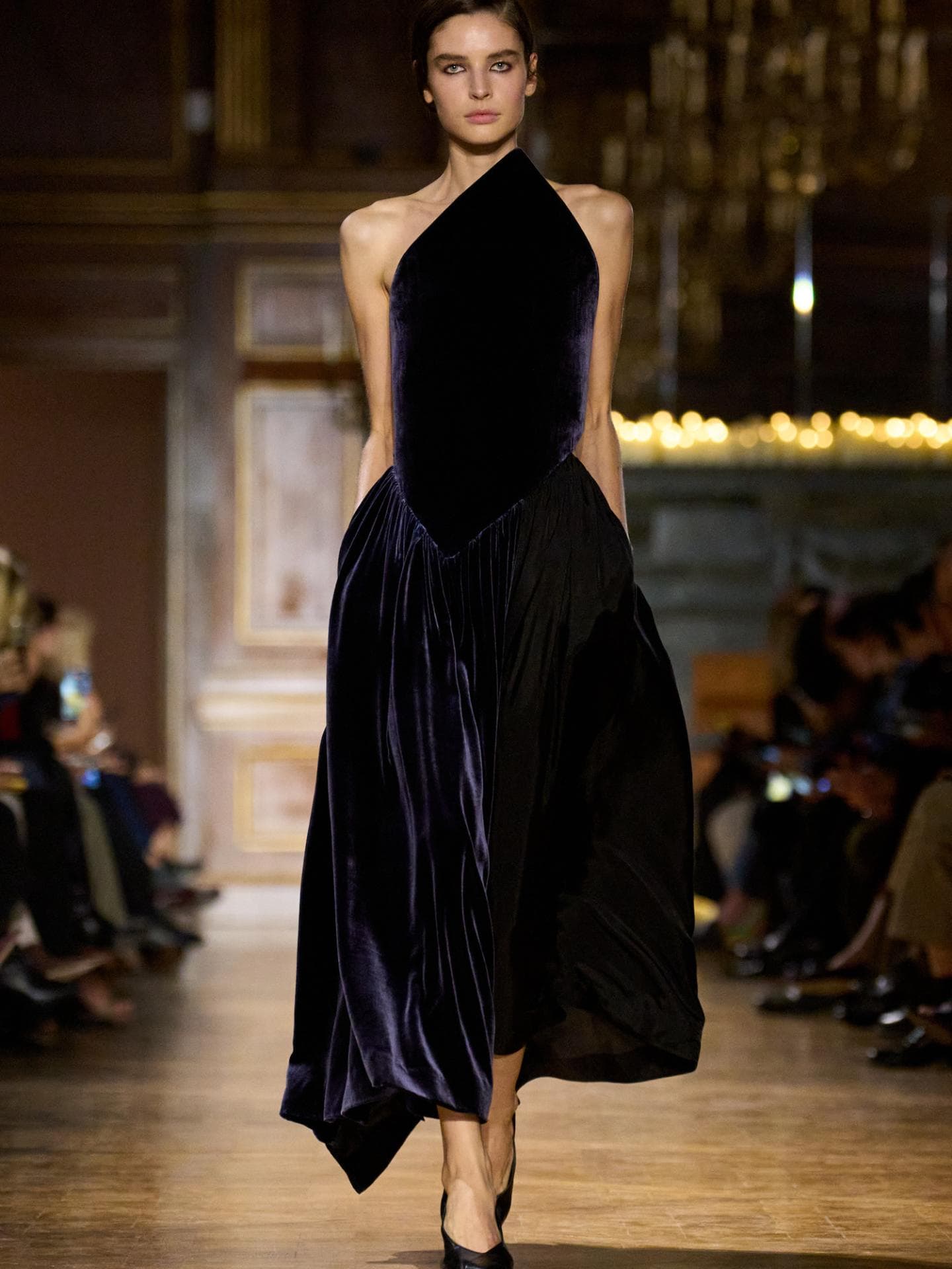 Victoria Beckham: Von Neutrals zu Jewel Tones