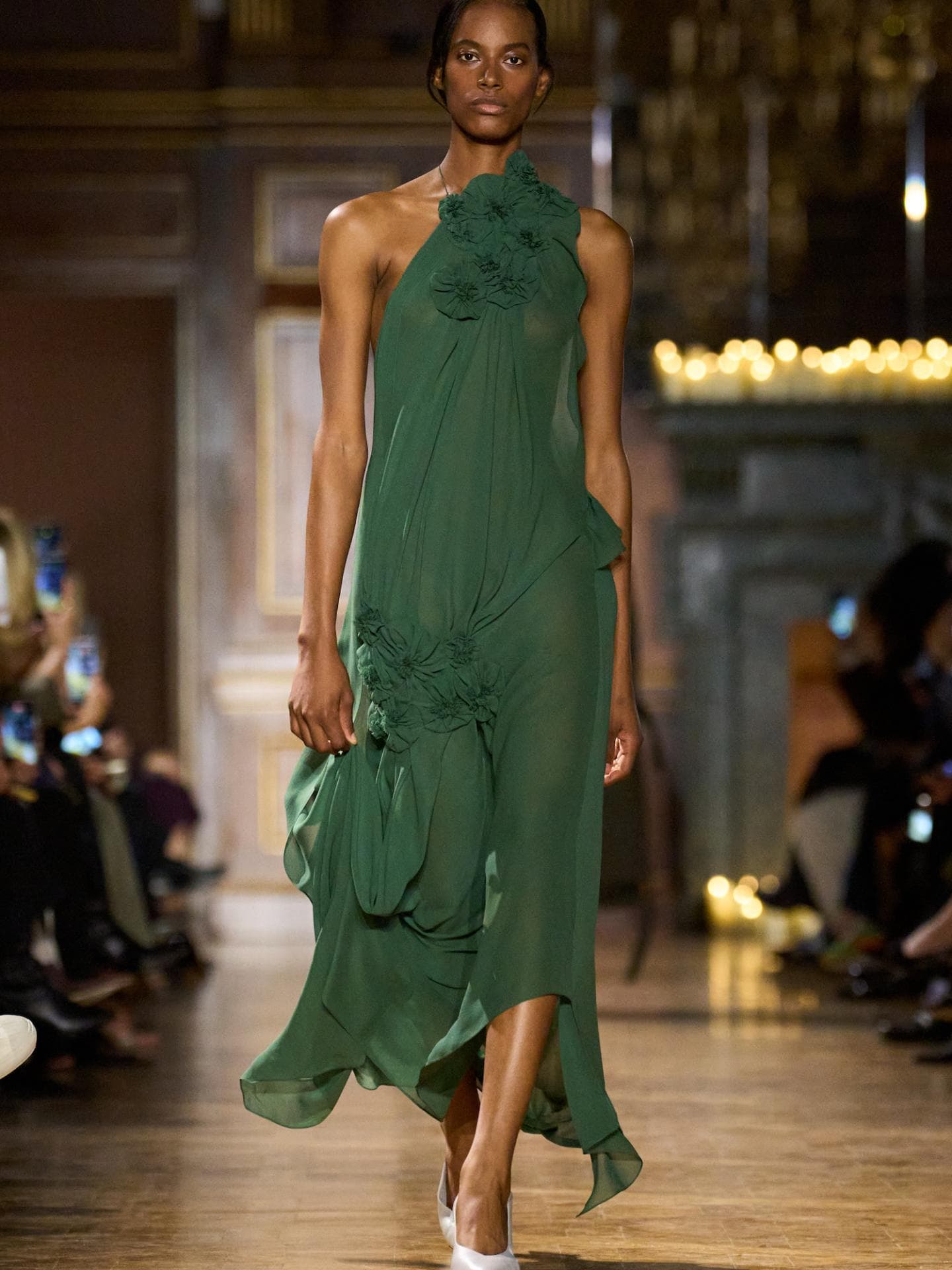 Victoria Beckham: Von Neutrals zu Jewel Tones