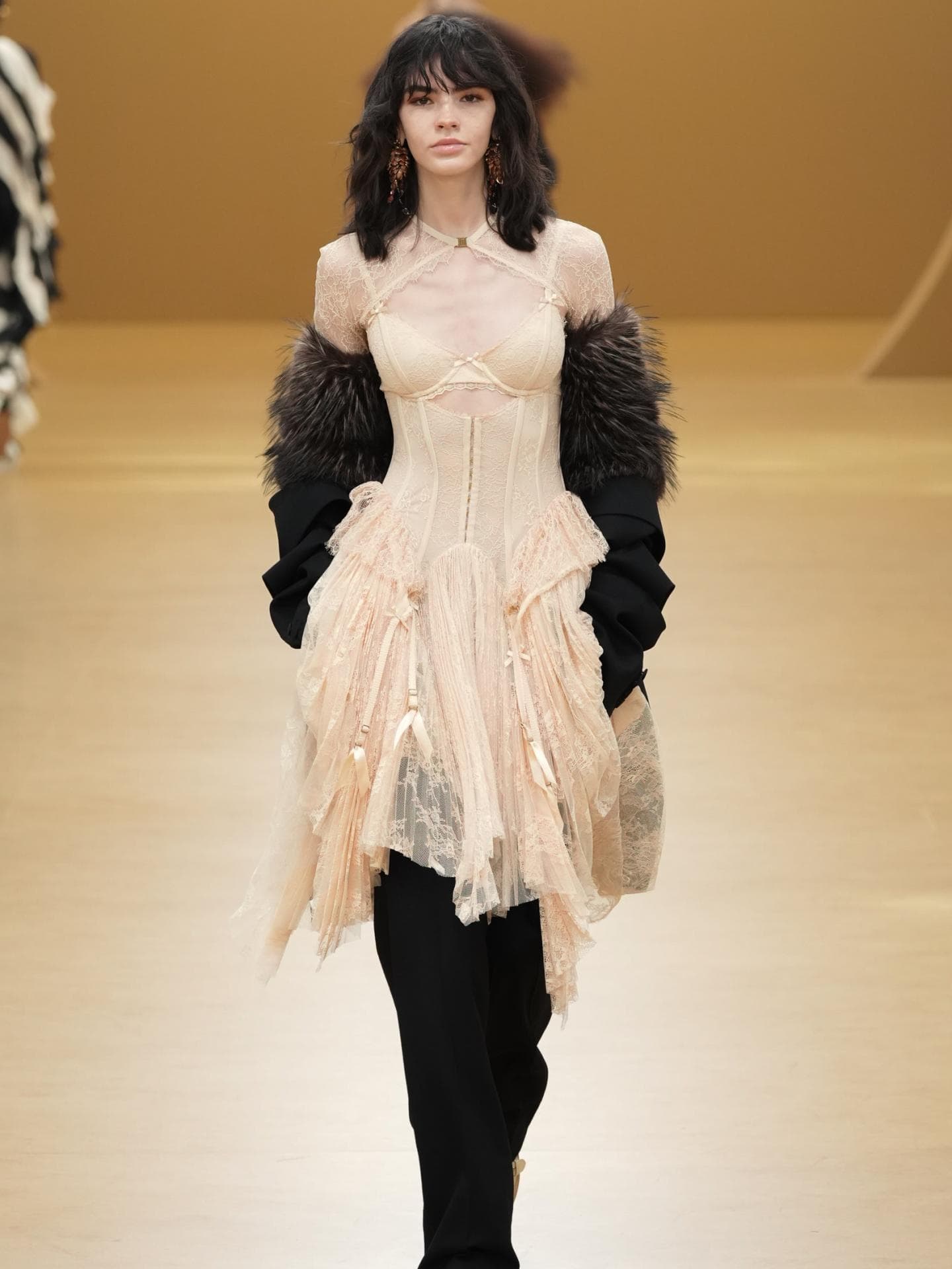 So stylt ihr den neuen Lingerie-Look wie ein Profi