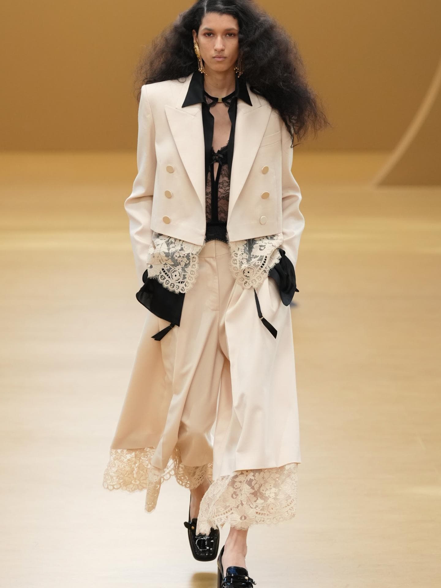 So stylt ihr den neuen Lingerie-Look wie ein Profi