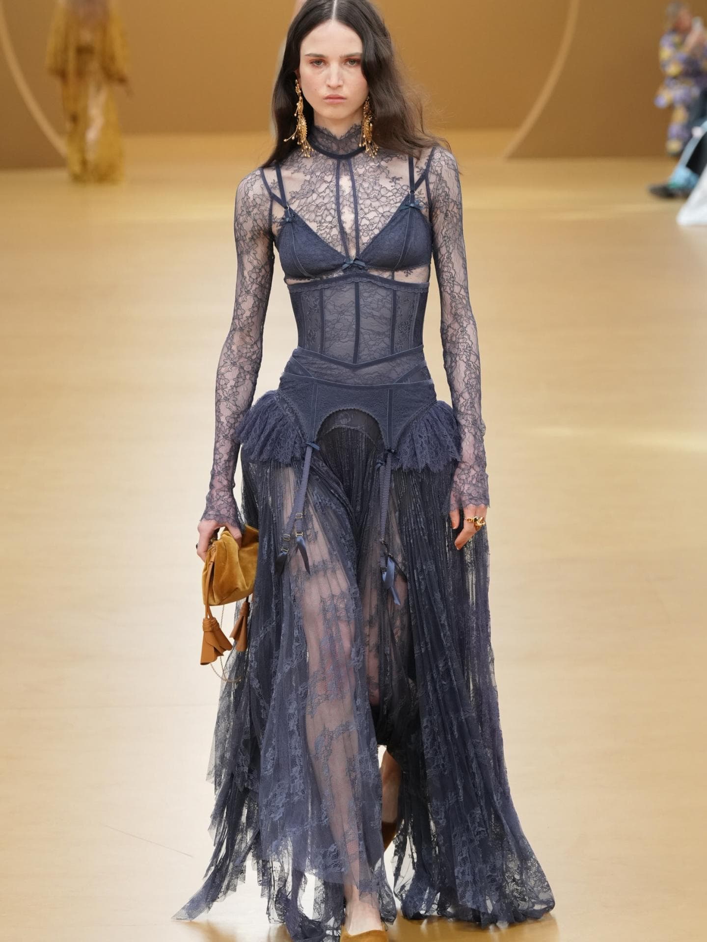 So stylt ihr den neuen Lingerie-Look wie ein Profi