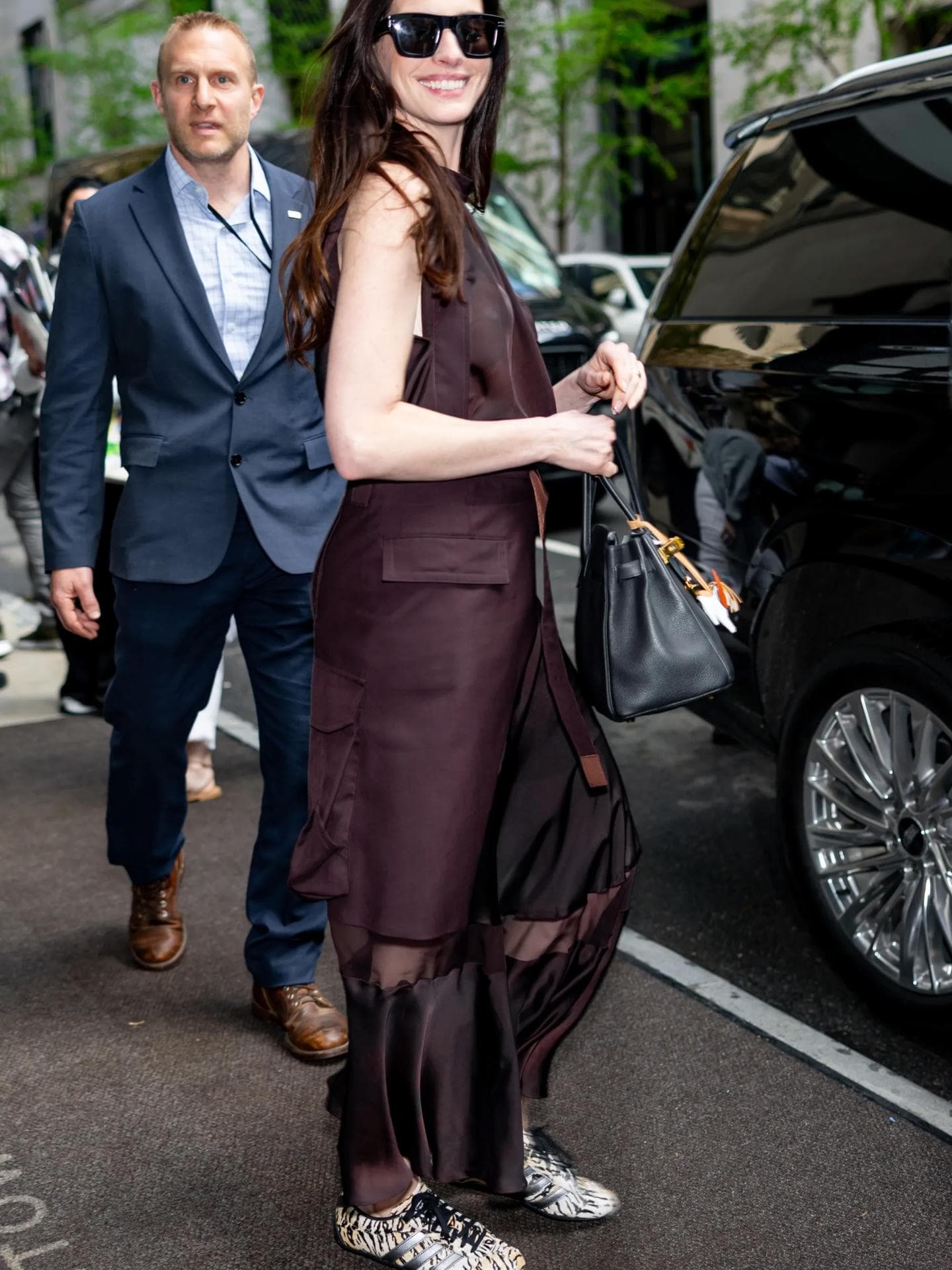 Anne Hathaway trägt den coolsten Adidas-Sneaker 2026 – und wir brauchen ihn sofort