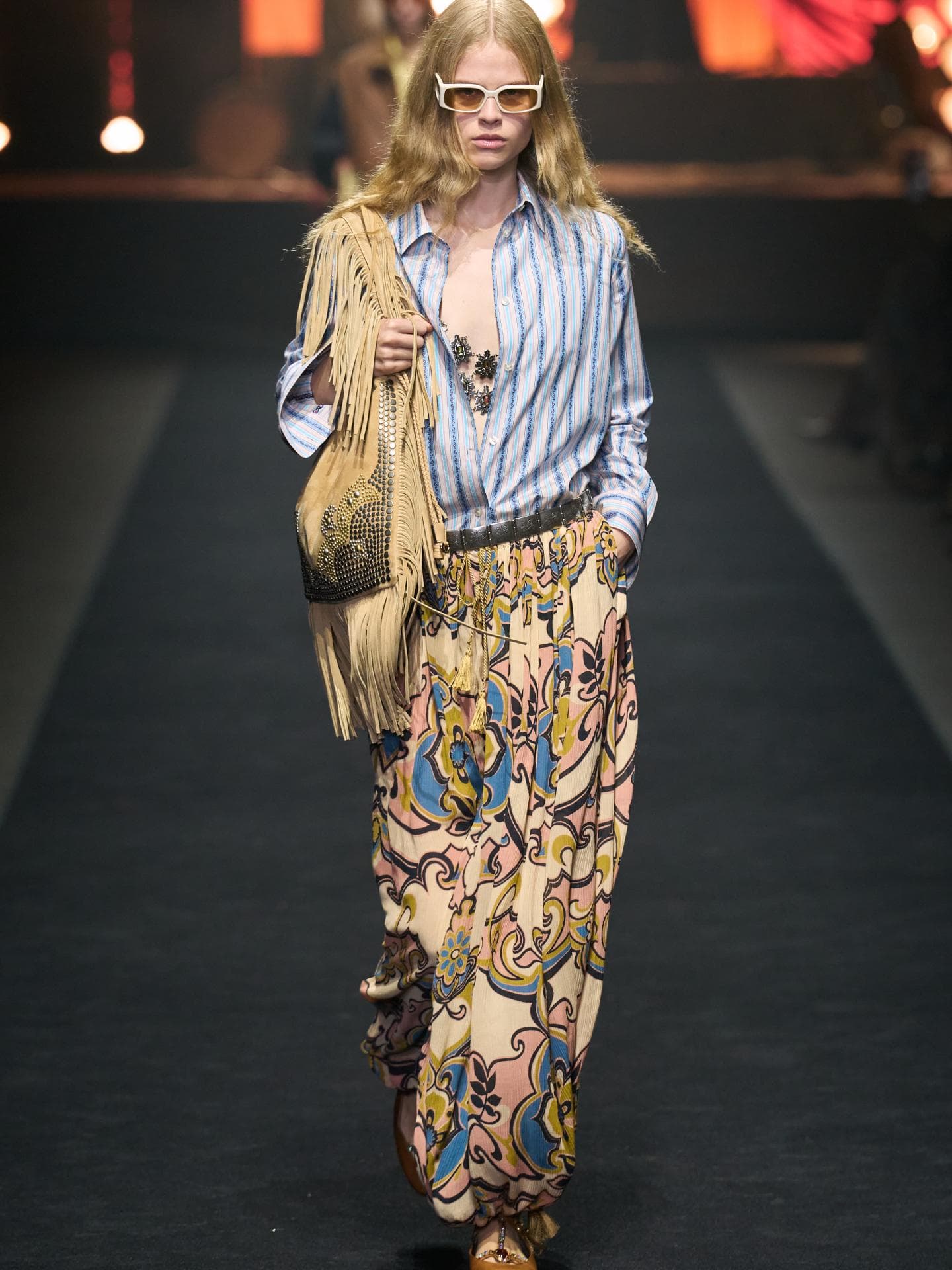 Statt Barrel: Hosen müssen im Frühling 2026 diesen Schnitt haben, um Trend zu sein