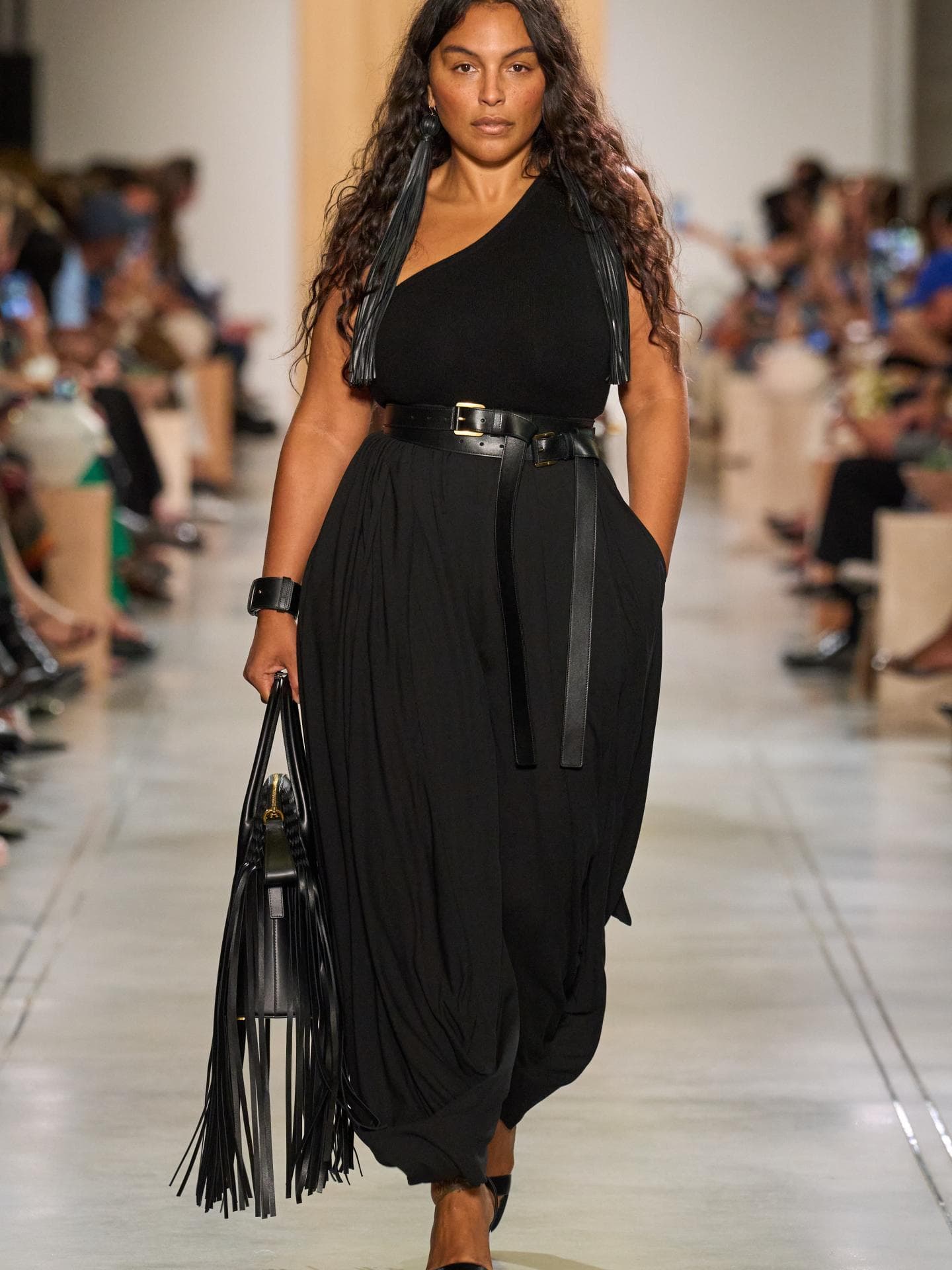 Statt Barrel: Hosen müssen im Frühling 2026 diesen Schnitt haben, um Trend zu sein